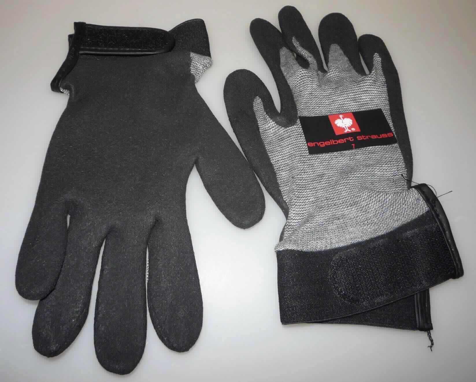 Fingerhandschuhe, sog. Vinyl-Strickhandschuhe, A3-Artikelnummer 7613407, Größe 7, Foto siehe Anlage,
- in einem Polybeutel verpackt,
- als Fünffingerhandschuhe gearbeitet,
- aus buntgewirkten Gewirken aus laut Antrag Baumwolle,
- nachträglich mit Ausnahme des Handrückens sowie Teilen der Fingeraußenseiten einseitig (Außenseite) im
  Tauchverfahren mit Zellkunststoff (lt. Antrag: Vinyl) überzogen; die Gewirke sind dicht und buntgewirkt, sie 
  dienen damit nicht nur der Verstärkung,
- im Bereich des Handrückens mit einem Firmenlogo bedruckt,
- mit einer angesetzten, elastischen Stulpe, mit einer ca. 6 cm hochreichenden Öffnung mit Klettverschlussriegel.

"Fingerhandschuhe, aus Gewirken, mit Kunststoff überzogen"