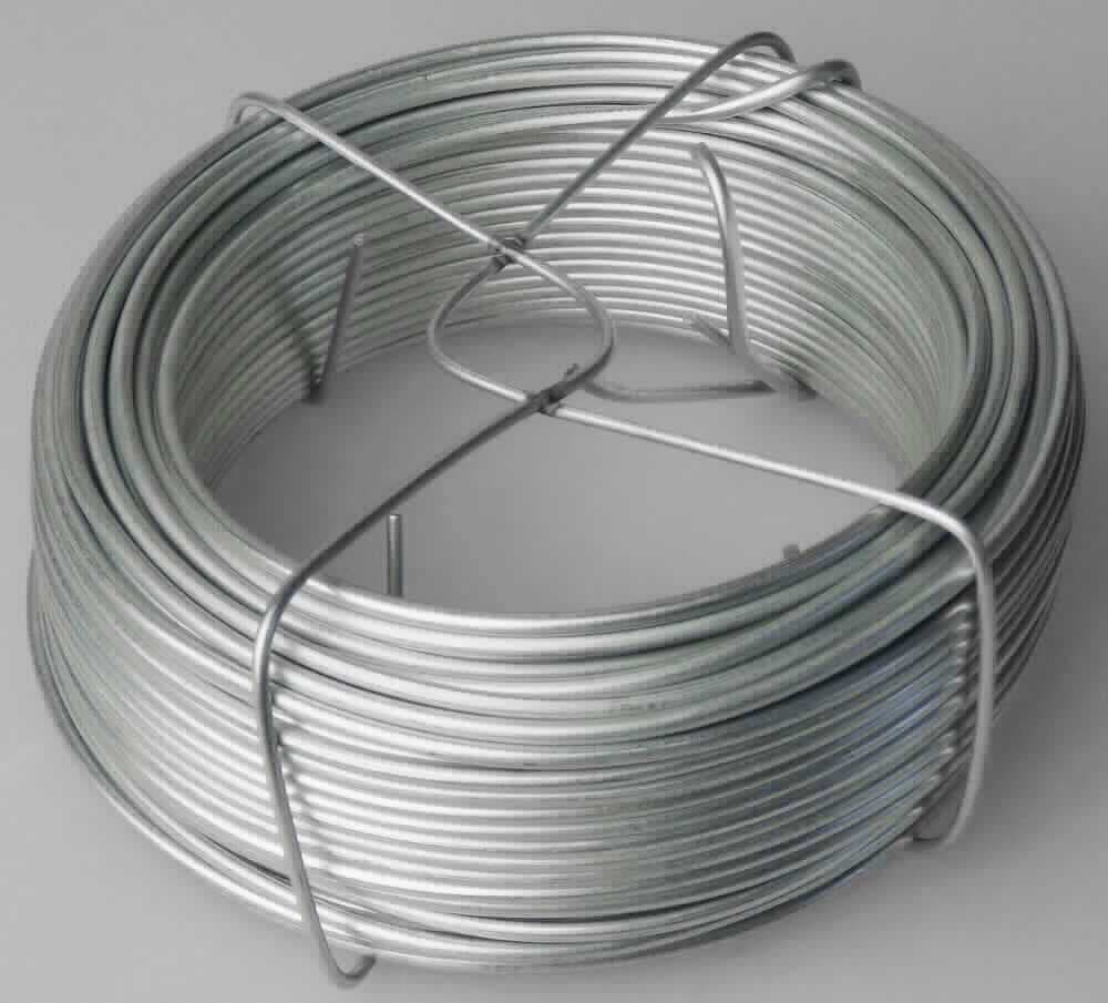 Draht

Bei der Ware handelt es sich um einen Draht aus Stahl. Den Angaben nach hat der Draht einen Durchmesser von 2,3 mm und eine Länge von 30 m. Der Draht ist aus nichtlegiertem Stahl (Q195) gefertigt und oberflächlich galvanisch verzinkt worden.

Die Ware wird nach ihrer stofflichen Beschaffenheit als Draht aus Eisen oder nicht legiertem Stahl, verzinkt, mit einem Kohlenstoffgehalt von weniger als 0,25 GHT, mit einer größten Querschnittsabmessung von 0,8 mm oder mehr, in den TARIC-Code 7217 2030 00 der Kombinierten Nomenklatur eingereiht.