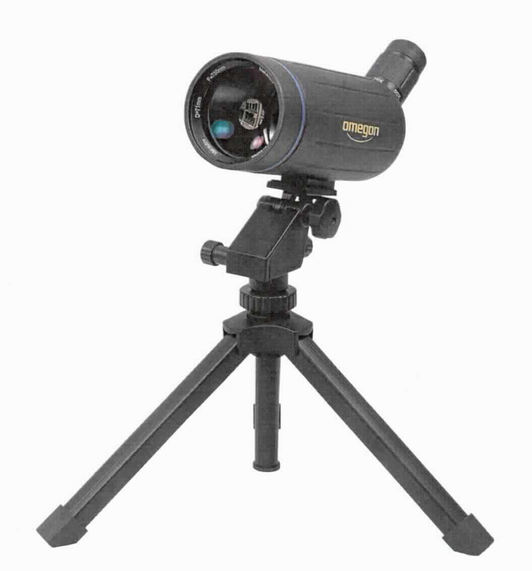 Zoom-Spektiv, Objektiv, Art. 33132, Bauart: Maksutov, in Form einer Warenzusammenstellung in Aufmachung für den Einzelverkauf, im Wesentlichen bestehend aus 
- einem Spektiv (Fernrohr für die Erdbeobachtung mit aufrechtem Bild, charakterbestimmend im Hinblick auf die Verwendung), mit Okular in 45°-Winkel zum Schrägeinblick, mit stufenloser Zoom-Vergrößerung (25-75-fach), Maße: 280 mm L x 130 mm H; 910 g, mit Linsen aus mehrfach vergütetem Glas, Frontlinsendurchmesser: 71 mm, mit Zentralfokussierung,
- einem dreibeinigen Tischstativ mit 1/4-Zoll-Standard-Anschluss,
- einem 1,25 Zoll Adapter zum Anbau eines astronomischen Okulars (nicht Gegenstand dieser vZTA-Entscheidung)
Die Bestandteile sind in einer gemeinsamen Verkaufsumschließung verpackt und dienen dem gemeinsamen Bedarf der Naturbeobachtung. Zur äußeren Form siehe Abbildung in Anlage.

Die Ware wird als "Fernrohr, kein Fernglas" eingereiht.