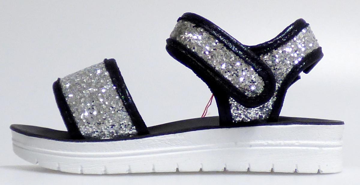 Sandalen, ENJ053 Cupcake Sandale, Größe 28, Foto siehe Anlage,
- mit Laufsohlen aus laut Antrag Kunststoff,
- mit zehenfreiem Oberteil aus Bändern/Riemen (nicht mit der Sohle durch Zapfen zusammen-
  gesteckt) aus Kunststoff [Spinnstoff mit einer mit bloßem Auge wahrnehmbaren Außenschicht 
  aus Kunststoff (Glitter)],
- auf das Oberteil sind Verstärkungsteile aus Spinnstoff aufgesetzt,
- seitlich mit Klettverschluss,
- nicht den Knöchel bedeckend,
- mit einer größten Höhe des Absatzes und der Sohle von ca. 2,5 cm.

"Schuhe, andere als in der Position 6401 genannte, mit Laufsohlen und Oberteil aus Kunststoff, 
 andere als in den Unterpositionen (KN) 6402 1210 bis 6402 9910 genannte, deren Blatt aus 
 Riemen gefertigt ist, andere als in der Unterposition (KN) 6402 9931 genannte"