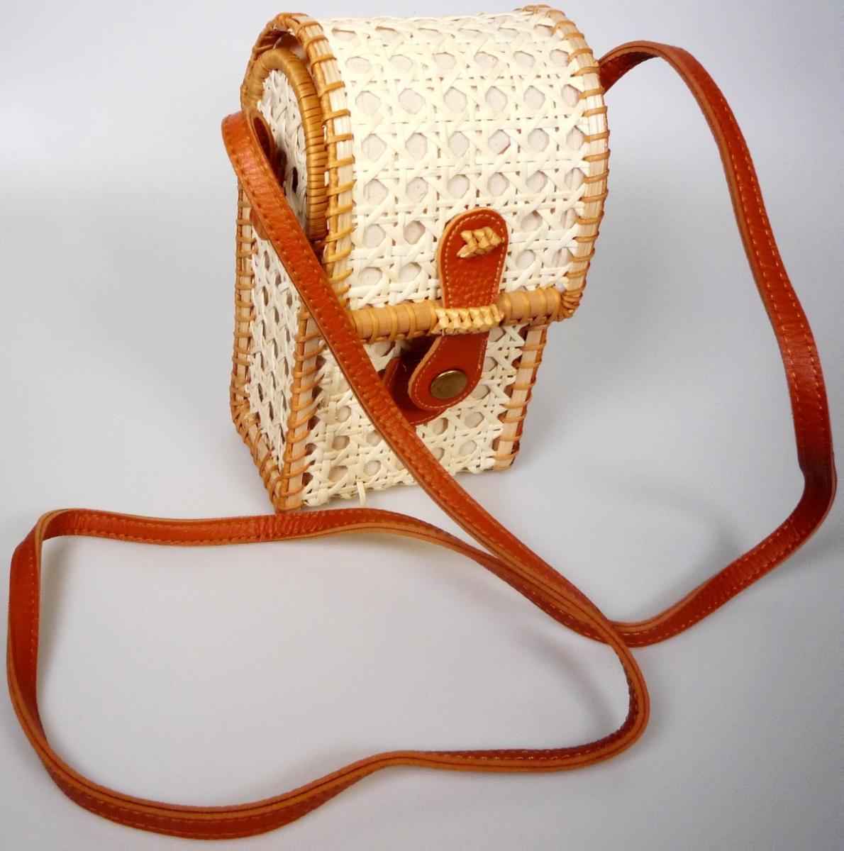 Nach den Antragsangaben und dem vorgelegten Warenmuster handelt es sich um eine ca.11 x 19 x 8 cm (B x H x T) große Tasche in der Art einer Handtasche. Die Ware besteht charakterverleihend überwiegend aus hellen Streifen aus Rattan (Flechtstoff im Sinne der Anmerkung 1 zu Kapitel 46), die in offener Flechtweise mit verstärkten Rändern miteinander verflochten sind. Der abgerundete Deckel ist mit einer Lasche aus einem lederartigen Kunststoffmaterial und mit einem sog. Magnetknopfverschluss verschließbar. Die Ware besitzt einen langen Schultertragegurt aus dem gleichen Material. Im ungeteilten Innenraum ist die Ware mit Spinnstoff ausgekleidet. Die Ware ist nicht handgearbeitet.

Zolltarifrechtlich handelt es sich bei derartigen Waren um "Korbmacherwaren und andere Waren, unmittelbar aus Flechtstoffen hergestellt, aus pflanzlichen Stoffen, aus Rattan, nicht handgearbeitet".
