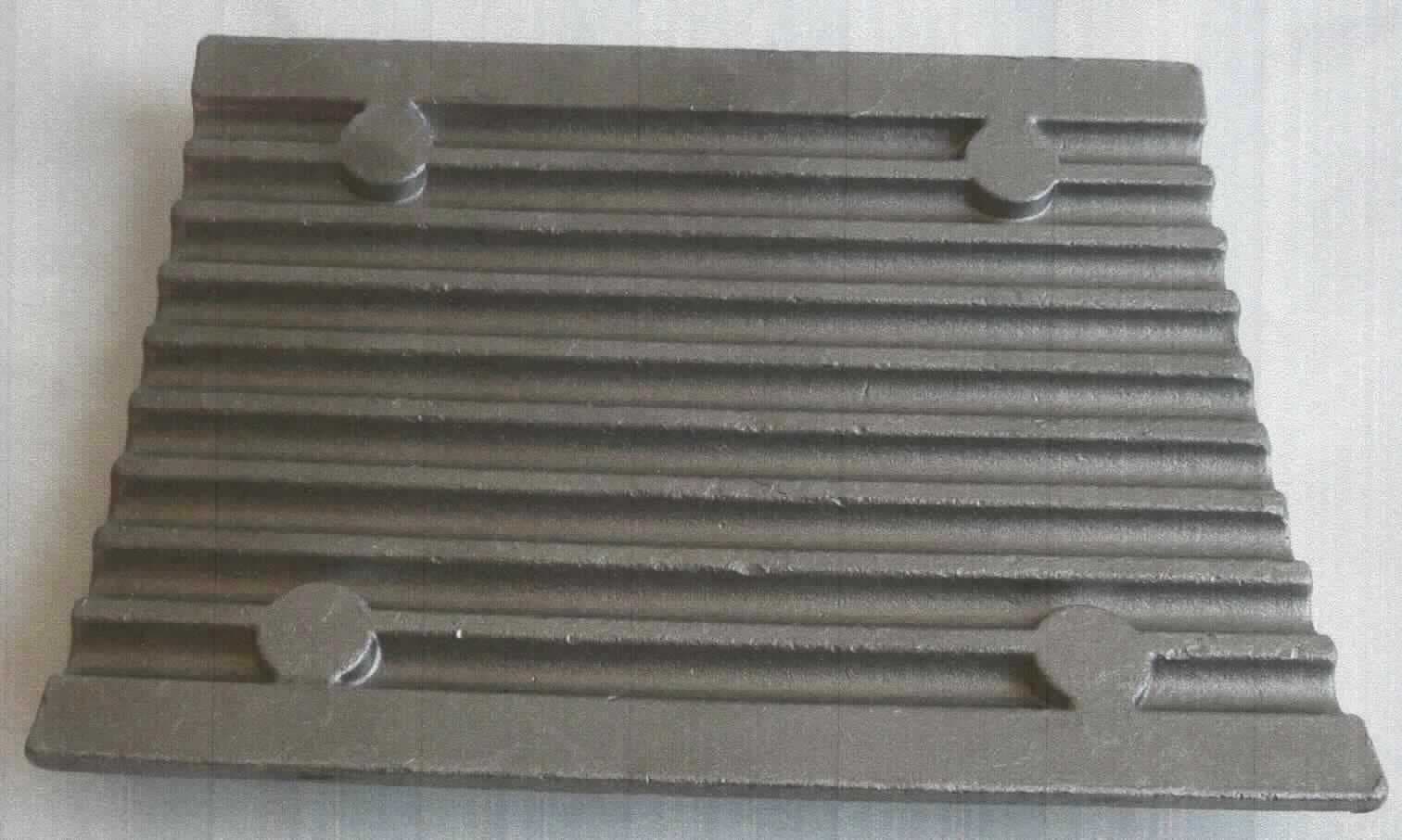 Mahlbacke aus Stahlguss

Bei der Ware handelt es sich um ein gegossenes, massives Erzeugnis aus Stahl (GS-60). Die Ware hat eine rechteckige Grundfläche. Auf einer Seite ist die Ware eben und weist am Rand der Längseiten je eine Abstufung auf. Die Fläche verfügt über insgesamt 9 Rillen. Das Erzeugnis wiegt ca. 4,3 kg.
Den Angaben nach wird die Ware als Mahlbacke verwendet.

Die Ware wird nach ihrer stofflichen Beschaffenheit als andere gegossene Ware aus Stahl, andere, in den TARIC-Code 7325 9990 90 der Kombinierten Nomenklatur eingereiht.