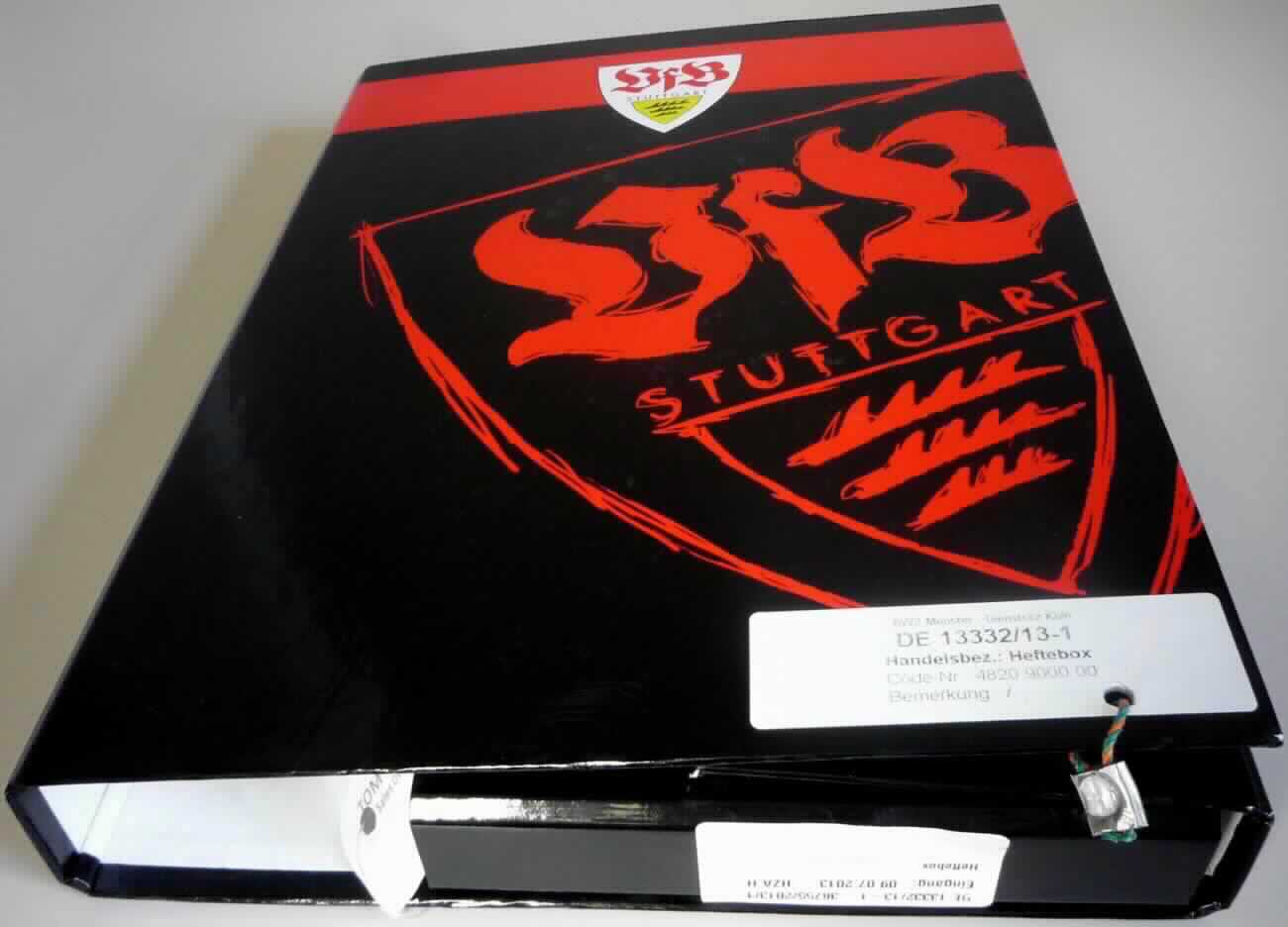 Bei dem vorgelegten Warenmuster handelt es sich um eine etwa 23,7 x 31,6 x 4,0 cm große Sammelmappe aus Pappe, die auf den Außenseiten mit Papier beklebt ist, das farbig mit dem Logo eines Fußballvereins bedruckt sowie mit einer dünnen Kunststofffolie überzogen ist. Der hintere Deckel der Mappe ist am rechten Rand etwa 10,5 cm nach innen gefalzt. Am oberen und unteren Rand des hinteren Deckels ist jeweils ein etwa 5,5 cm nach innen gefalzter, etwa 15,0 cm breiter Zuschnitt aus dem gleichen Material wie die Sammelmappe angenietet. Die nach innen gefalzten Zuschnitte sollen als Einstecktasche zum Sammeln von z. B. Dokumenten oder Schreibheften dienen. Die Mappe ist mit Verstärkungen aus unedlen Metallen versehen und rechts oben und unten jeweils mit einer gummielastischen Spannkordel aus Spinnstoffen als Verschlusshilfe ausgestattet, die über die Ecken des Mappendeckels gezogen wird. Die Ware ist mit einem bedruckten Hängeetikett versehen. 

Abbildung siehe Anlage.

Derartige Waren gehören als "Ordner, aus Papier oder Pappe" zum TARIC-Code 4820 30 00 00, da es sich zolltarifrechtlich um eine aus verschiedenen Stoffen zusammengesetzte Ware handelt, deren wesentlicher Charakter nach dem Umfang und im Hinblick auf die Bedeutung für die Verwendung durch die Papier- und Pappanteile bestimmt wird.