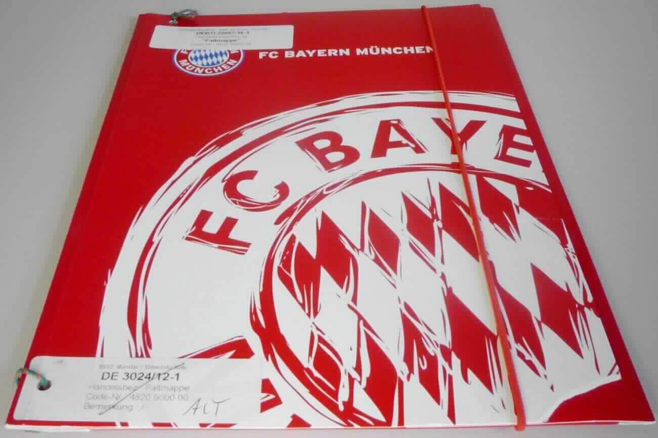Bei dem vorgelegten Warenmuster handelt es sich um eine flachliegende Faltmappe (Größe etwa 23,5 x 30,5 x 2,5 cm) aus weißem (innen) bzw. farbig mit Emblemen und dem Namenszug einer Fußballmannschaft (außen) bedrucktem, mit Kunststoff überzogenem Papier beklebter Pappe aus Halbstoff aus Holz. Der hintere Deckel ist am rechten sowie am unteren und oberen Rand mehrfach gerillt und jeweils etwa 9,1 cm bzw. 5,7 cm nach innen gefalzt. Am rechten Rand ist die Mappe mit einer elastischen Spannkordel aus Spinnstoffen verschließbar. Die Ware dient dem Sammeln und Aufbewahren von z. B. Schriftstücken.

Abbildung siehe Anlage.

Derartige Waren gehören als "Ordner, aus Papier oder Pappe" zum TARIC-Code 4820 30 00 00, da es sich zolltarifrechtlich um eine aus verschiedenen Stoffen zusammengesetzte Ware handelt, deren wesentlicher Charakter nach dem Umfang und im Hinblick auf die Bedeutung für die Verwendung durch die Papier- und Pappanteile bestimmt wird.
