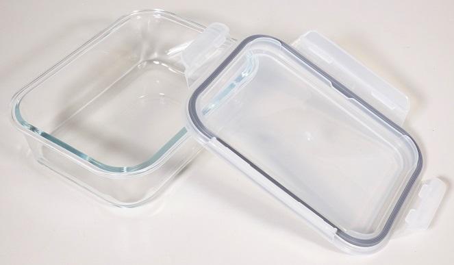 Glasware zur Verwendung bei Tisch oder in der Küche, Foto siehe Anlage,
- in Form eines nahezu quaderförmigen Behälters aus einer Schale mit Deckel,
- mit einer Schale aus Glas,
- - laut Antrag aus Glas mit einem linearen Ausdehnungskoeffizienten von
    5 x 10^-6 per Kelvin bei Temperaturen von 0 °C bis 300 °C,
- - mit einem auskragenden Rand,
- mit einem Deckel aus Kunststoff,
- - mit vier Verschlussbügeln,
- mit einem Dichtungsring aus Kunststoff (laut Antrag Silikon),
- mit den Abmessungen: ca. 20 cm (Breite) x 7 cm (Höhe) x 15 cm (Tiefe),
- soll der Aufnahme von Speisen dienen,
- das Glas bestimmt nach dem Umfang und seiner Bedeutung in Bezug auf
  die Verwendung den wesentlichen Charakter der Ware.

"Glasware zur Verwendung bei Tisch oder in der Küche, kein Trinkglas, nicht aus
  Glaskeramik oder Bleikristall, aus Glas mit einem linearen Ausdehnungskoeffizienten
  von 5 x 10^-6 oder weniger je Kelvin bei Temperaturen von 0 °C bis 300 °C"