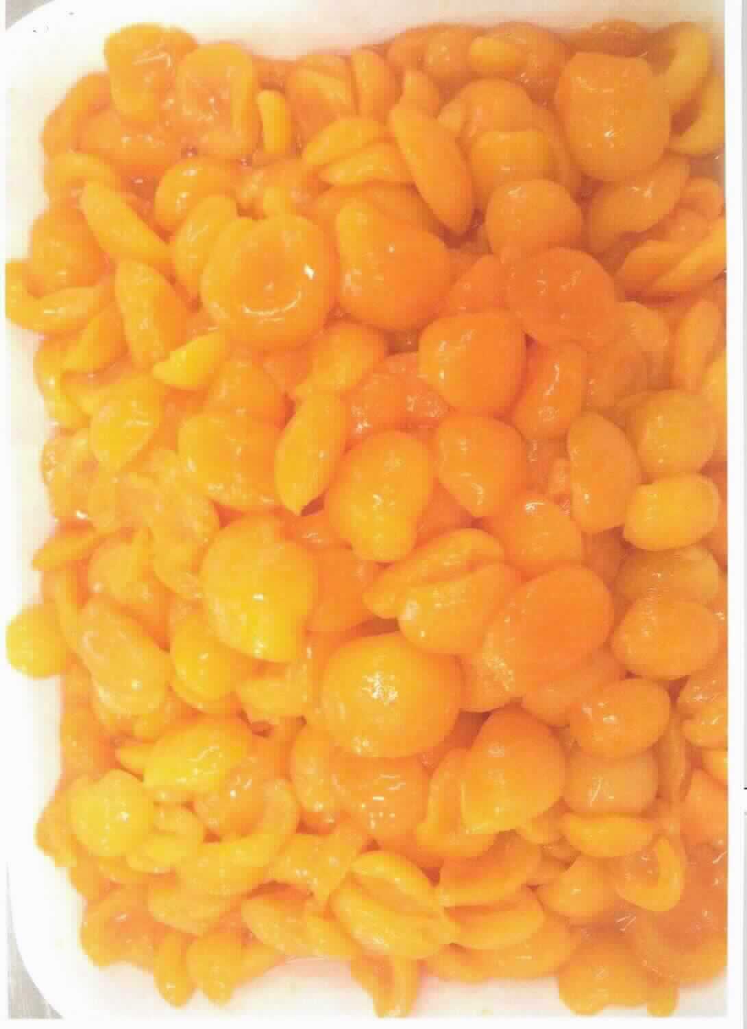 Aprikosen, zubereitet.

Antragsangaben (als zutreffend unterstellt): Aprikosenhälften in Dosen mit einem Inhalt von 4,5 kg. Die Ware enthält Früchte mit kleinen Fehlern und mechanisch beschädigte Hälften. Zutaten: Aprikosen, Calciumchlorid. Brixwert: 10 - 12. Herstellung: Aprikosen werden sortiert, entsteint, halbiert und geschält. Nach dem Einweichen in Wasser mit Calciumchloridzusatz, werden die Aprikosen von der Lake befreit und nach dem Blanchieren in Dosen abgefüllt. Die Ware wird in den Dosen pasteurisiert.

Es wurde kein Warenmuster vorgelegt. Die Ware wurde anhand eines Fotos und eines Produktionsschemas veranschaulicht. Danach liegen orangefarbene und geschälte Aprikosenhälften ohne Stein vor.
Alkohol (gemäß Angabe): nicht enthalten
Zuckergehalt i. S. der ZAnm 2 a) Abs 1 Kap 20: weniger als 13 GHT.
Zugesetzter Zucker i. S. der ZAnm 3 2. Anstrich Kap 20: enthalten

Früchte, Nüsse und andere genießbare Pflanzenteile, in anderer Weise zubereitet oder haltbar gemacht, auch mit Zusatz von Zucker, anderen Süßmitteln oder Alkohol, anderweit weder genannt noch inbegriffen, Aprikosen, ohne Zusatz von Alkohol, mit Zusatz von Zucker, in unmittelbaren Umschließungen mit einem Gewicht des Inhalts von mehr als 1 kg, andere, nicht in Form von Flocken oder Pulver.
