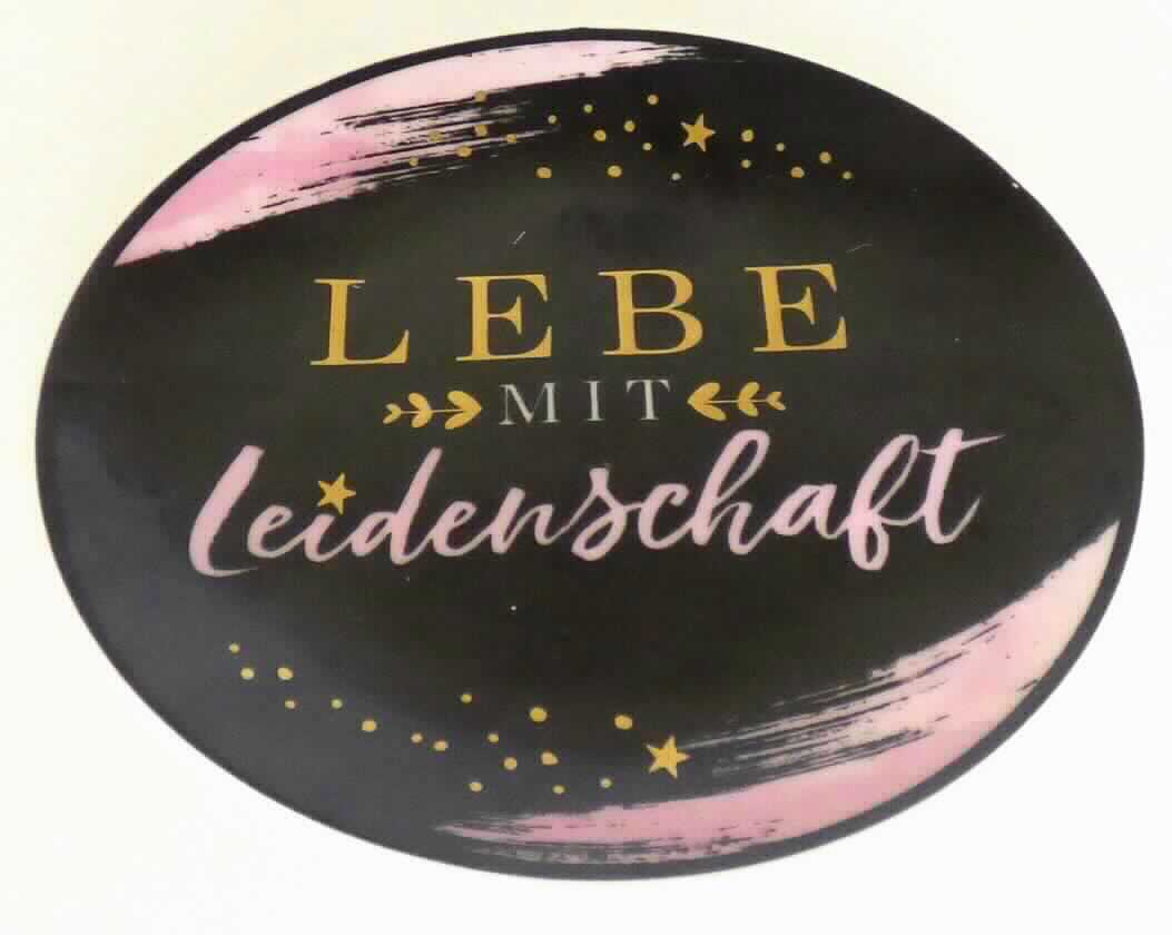 Haushaltsartikel aus Porzellan, sog. Zierteller Porzellan, Foto siehe Anlage, 
- glasierter, außen weißer, innen schwarz und rosafarbener runder Teller mit leicht hochgezogenem Rand (Schale);
  innen mit farbigem Schriftzug "Lebe mit Leidenschaft" verziert,
- mit einem Durchmesser von ca. 10 cm und einer Höhe von ca. 1,2 cm, 
- keramisches Erzeugnis, nach der  Formgebung gebrannt, tonmineralhaltiges Material enthaltend, 
- lt. Antrag aus Porzellan, 
- aufgrund des lt. Antrag aufgebrachten Dekors aus Heißfolie und der geringen Abmessungen nicht zur
  Verwendung bei Tisch oder in der Küche vorgesehen; die Verwendung als Haushaltsartikel wird jedoch 
  hierdurch nicht ausgeschlossen, somit keine Einreihung als Ziergegenstand in die Position 6913,   
- zur Verwendung z. B. als Schale für Schmuck geeignet,
- verpackt in einer Schachtel aus klarsichtigen Kunststofffolien mit einem mit Motiv bedruckten Pappeinleger;
  mit einem gummielastischen Faden mit Herzanhänger aus Kunststoffen und einer Spinnstoffquaste verziert.

"Haushaltsartikel, aus Porzellan, kein Artikel für den Tisch- oder Küchengebrauch"