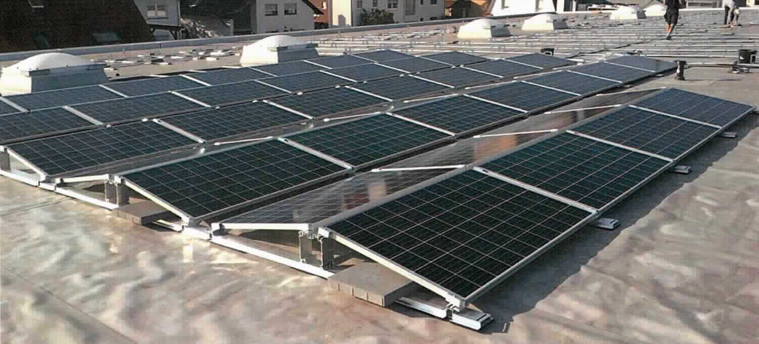 Wechselstromgenerator als funktionelle Einheit, sog. Photovoltaikanlage für ein Flachdach,
mit einer Leistung von 131,67 kWp (ca. 132 kVA), zur Erzeugung von Wechselstrom aus Sonnenenergie, als noch nicht zusammengesetzte Ware,
- bestehend aus 462 Stück Solarmodulen Hanwha 285 WP,
- zwei Wechselrichter SG 60KTL,
- einer Unterkonstruktion für die Befestigung der Solarmodule (1750 St. Speed Clip, 
  3500 St. Sechskantblechschrauben 6x38 mm, 800 St. Mittelklemme, 280 St. Endklemme,
  266 St. Schnellmontageschienen aus Aluminium, 140 St. Schienenverbinder, 140 St.
  Montagesicherungen Speed lock, 140 St. Blitzschutzklemmen zum Festklemmen),
- zwei Generatoranschlusskästen,
- einer Überwachungs- und Steuerungseinheit Blue Log X-3000,
- sowie einem Lancom 1781A ADSL VPN-Router,
- einem Steckernetzteil,
- einem Einstrahlungssensor,
- einem Kunststoffschrank,
- drei Feuerwehraufkleber,
- und 440 St. Pflastersteinen aus Beton zur Ballastierung.
Die Warenzusammenstellung aus dem charakterbestimmenden Wechselstromgenerator und nicht charakterbestimmendem Beipack wie Router, Montagematerial, Aufkleber und Ballastierung wird in mehreren Packstücken in einer Sendung geliefert.

Die Ware ist als "Elektrischer Generator, Wechselstromgenerator, mit einer Leistung von mehr als 75 kVA bis 375 kVA" einzureihen.