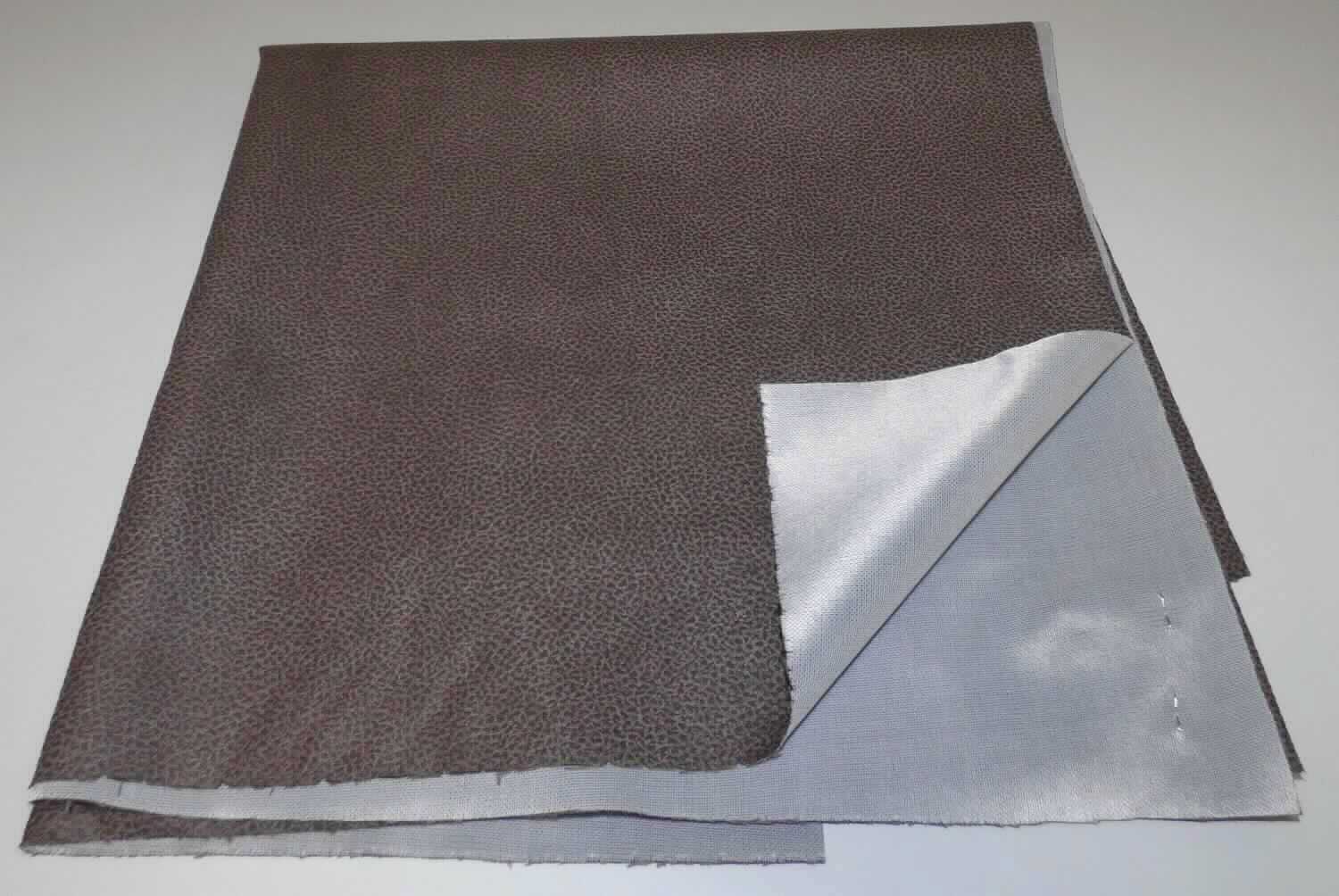 Textillaminat, sog. Möbelbezugsstoff, Foto siehe Anlage,
- als Meterware, mit einer Breite von ca. 146 cm,
- laut Untersuchungsergebnis:
-- aus zwei mit ihrer ganzen Fläche aufeinander liegenden und so miteinander durch Kleben verbundenen Lagen:
--- mit einer Oberlage (Schauseite):
---- aus einem geschmirgelten und mit Farbe bedruckten Gewebe in Atlasbindung aus ungezwirnten, nicht 
      hochfesten Garnen, 
----- mit Kettgarnen aus synthetischen Filamenten (laut Antrag Polyester),
----- mit Schussgarnen aus dickeren, synthetischen Filamenten (laut Antrag Polyester) und synthetischen Mikro-
      Spinnfasern (laut Antrag Polyester), 
---- mit einem Gesamtanteil an:
----- synthetischen Filamenten von ca. 60 GHT,
----- synthetischen Spinnfasern von ca. 40 GHT,
--- mit einer Unterlage:
---- aus einem einfarbigen Kuliergewirke,
---- aus synthetischen Chemiefasern (laut Antrag Polyester),
- insbesondere im Hinblick auf die Bedeutung in Bezug auf die Verwendung verleiht das die Schauseite bildende 
  Gewebe der Ware ihren wesentlichen Charakter.

"Gewebe aus Garnen aus synthetischen Filamenten, anderes als in den Unterpositionen 5407 10 bis 5407 84
 genannte, bedruckt"
