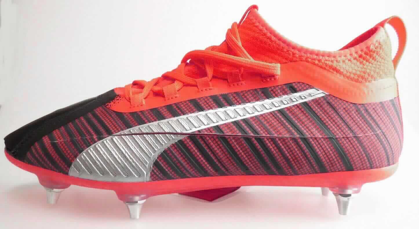 Fussballschuhe (laut Antrag: "PUMA ONE 5.2 SG", Art. 105617, Größe 8 UK, Foto siehe Anlage)
- mit Laufsohlen aus (laut Antrag) Kautschuk, mit jeweils 6 abstehenden, stollenähnlichen Vorrichtungen versehen,
- mit Oberteil (geschlossenes Blatt) aus Kunststoff (Spinnstoff mit einer mit bloßem Auge wahrnehmbaren
  Außenschicht aus Kunststoff, den größten Teil der Außenfläche bildend, somit keine Ware der Position 6404),
  Leder und Spinnstoff,
- auf das Oberteil sind Stücke aus Kunststoff und Spinnstoff als Verstärkungsteile aufgesetzt,
- über dem Spann mit einer Schnürvorrichtung.

"Schuhe (Sportschuhe), andere als in der Position 6401 genannte, mit Laufsohlen aus Kautschuk und Oberteil aus 
 Kunststoff, andere als in den Unterpositionen 6402 1210 und 6402 1290 genannte"