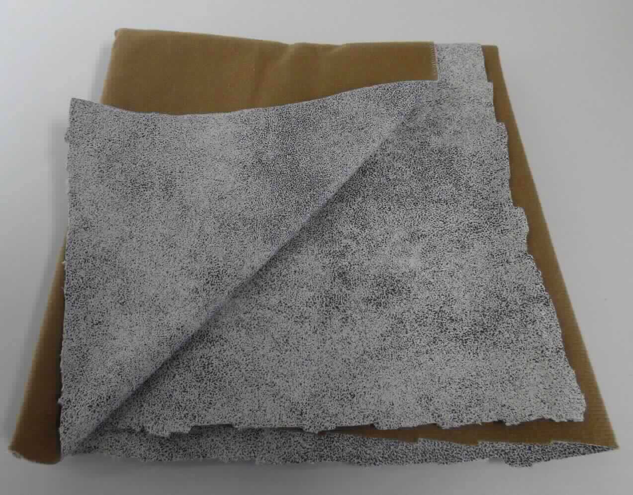 Textillaminat, sog. Möbelbezugsstoff, Art. Kansas, Foto siehe Anlage,
- als Meterware, laut Antrag mit einer Breite von 142 cm,
- laut Untersuchungsergebnis:
-- aus zwei mit ihrer ganzen Fläche aufeinander liegenden und so miteinander durch Kleben verbundenen Lagen:
--- mit einer Oberlage (Schauseite):
---- aus einem geschmirgelten und musterbildend mit Kunststoff bedruckten Gewebe in Atlasbindung aus 
      ungezwirnten und nicht hochfesten Garnen, 
----- mit Kettgarnen aus synthetischen Filamenten (laut Antrag Polyester),
----- mit Schussgarnen aus dickeren, synthetischen Filamenten (laut Antrag Polyester) und synthetischen Mikro-
      Spinnfasern (laut Antrag Polyester), 
---- mit einem Gesamtanteil an:
----- synthetischen Filamenten von ca. 60 GHT,
----- synthetischen Spinnfasern von ca. 40 GHT,
--- mit einer Unterlage:
---- aus einem gefärbten und gerauten Kettengewirke aus synthetischen Chemiefasern (laut Antrag Polyester)
- insbesondere im Hinblick auf die Bedeutung in Bezug auf die Verwendung verleiht das die Schauseite bildende 
  Gewebe der Ware ihren wesentlichen Charakter.

"Gewebe aus Garnen aus synthetischen Filamenten, anderes als in den Unterpositionen 5407 10 bis 5407 84
 genannte, bedruckt"