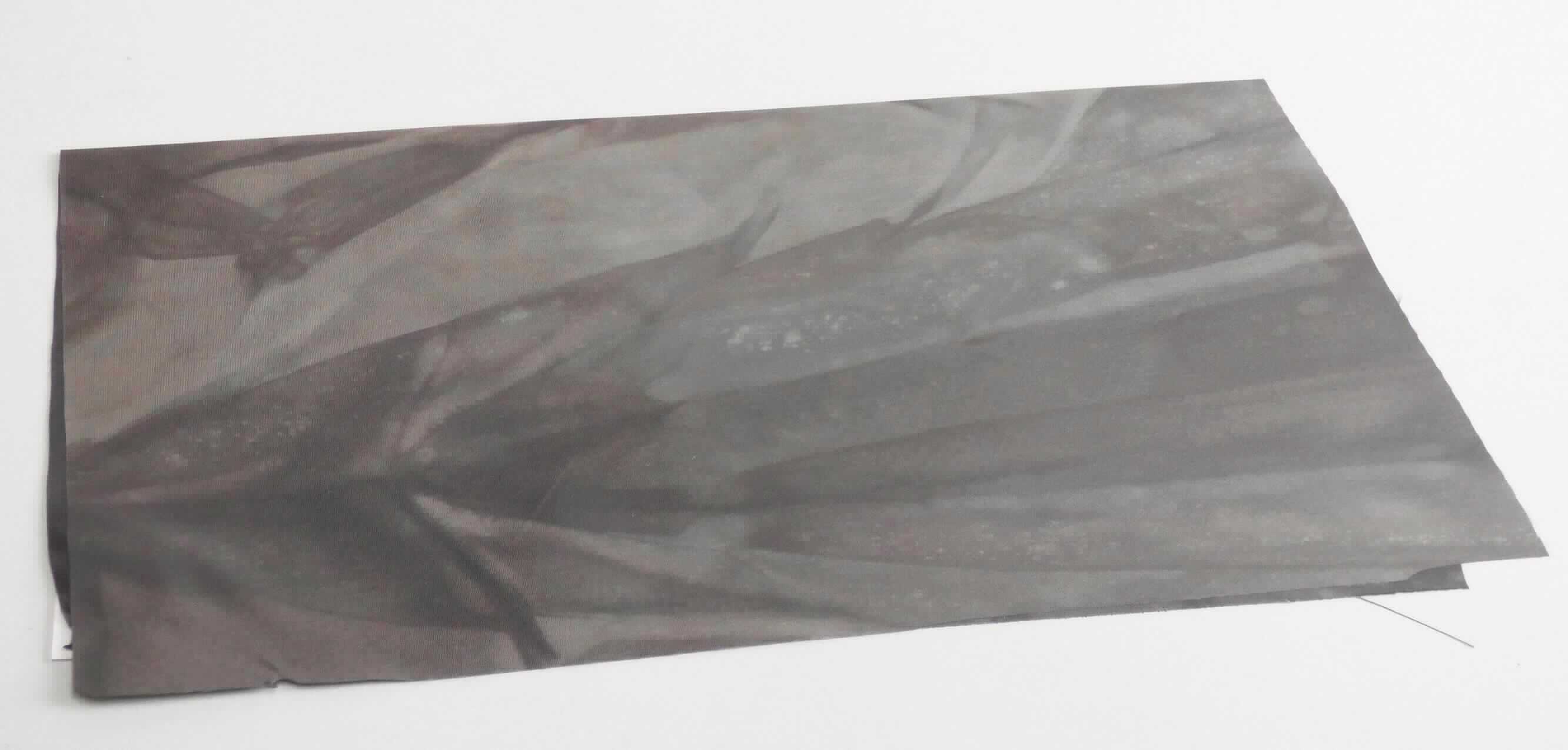 Gewebe, Art. 6364, Foto siehe Anlage,
- als Meterware, mit einer Breite von laut Antrag 150 cm,
- aus ungezwirnten, nicht hochfesten Garnen aus synthetischen Filamenten (laut Antrag Polyamid), 
- in Leinwandbindung,
- bedruckt, somit keine Ware der Unterposition 5407 42,
- einseitig mit bloßem Auge nicht wahrnehmbar mit Kunststoff (laut Antrag PU) bestrichen.

"Gewebe aus Garnen aus synthetischen Filamenten, anderes als in den Unterpositionen 5407 10 bis 5407 30 
 genannte, mit einem Anteil an Filamenten aus Polyamid von mehr als 85 GHT, bedruckt"
