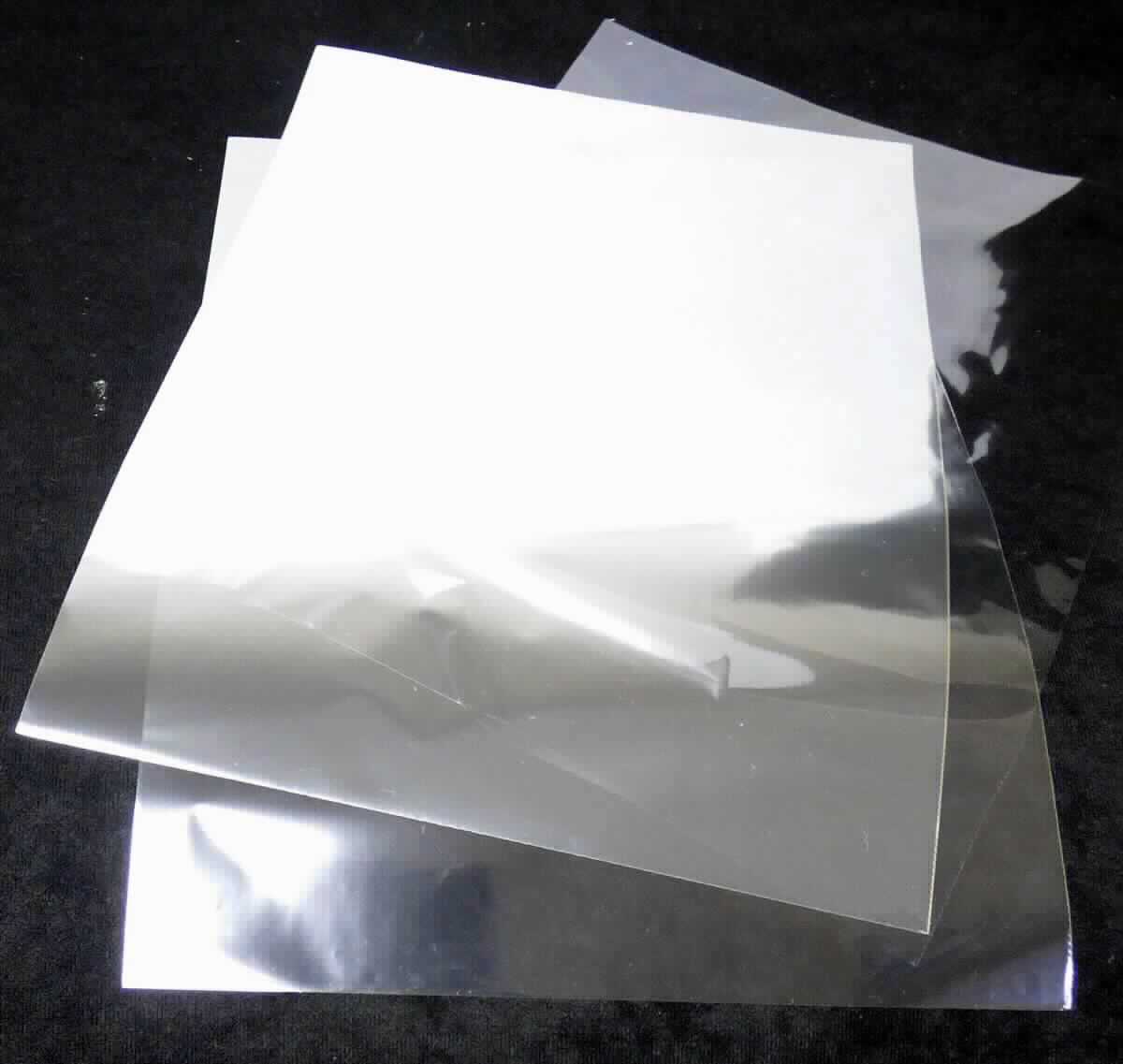 Angaben des Antragstellers:
Gasbarrierefolie, welche aus Polyethylenterephthalat besteht mit einer Lage von polymergebundenen Aluminiumoxid beschichtet
- Zum genauen Aufbau der Folien liegen vertrauliche Angaben vor -

Feststellungen an einem Warenmuster:
Es wurden mehrere farblose, transparente, glänzende Folien vorgelegt (Dicke: ca. 12 µm).

Befund:
Es handelt sich um Folien aus Poly(ethylenterephthalat) im Sinne der Unterposition (KN) 3920 6219.