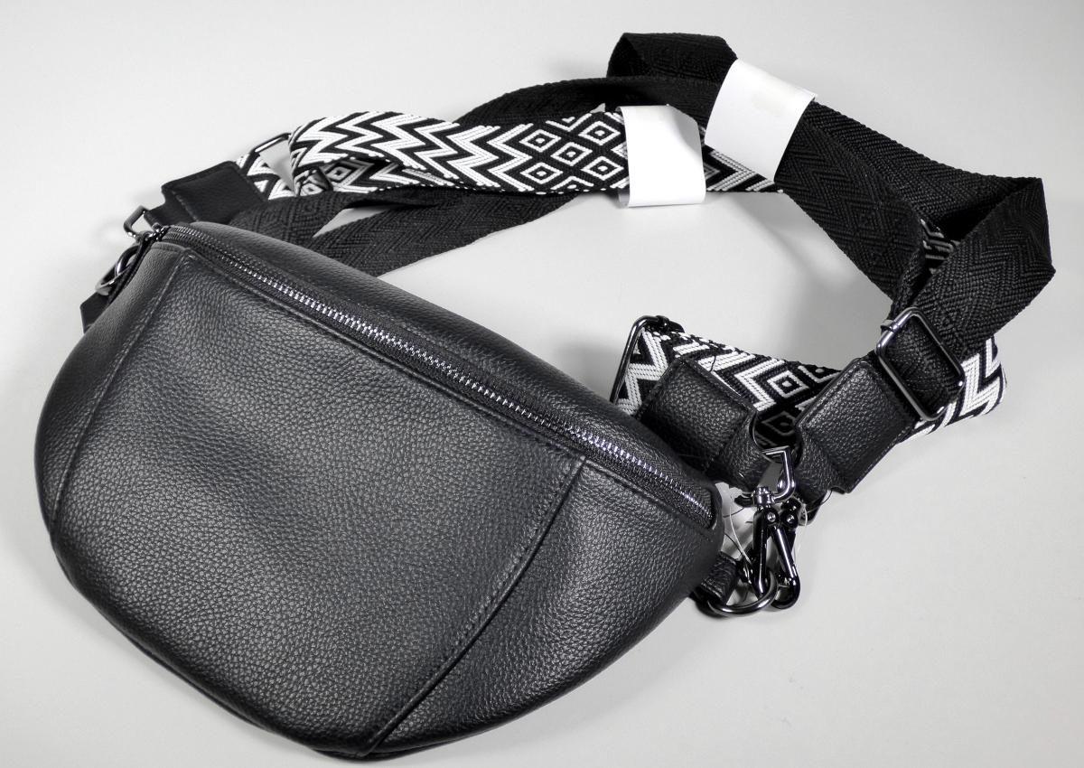 Handtasche, sog. Damen-Schulter-Tasche, Foto siehe Anlage,
- mit einer Außenseite aus Kunststofffolien (lederartig geprägt),
- mit zwei abnehmbaren, längenverstellbaren Schultertrageriemen mittels derer die Handtasche
  quer über dem Oberkörper getragen werden kann,
- an der Rückseite mit einem eingesetzten Reißverschlussfach,
- das Hauptfach ist mit einem entlang des vorderen, oberen Rands verlaufenden Reißverschluss
  versehen,
- - gefüttert; ohne Inneneinteilung,
- mit den Abmessungen: ca. 26 cm (Breite) x 15 cm (Höhe) x 8 cm (Tiefe),
- Handtasche, da aufgrund der Größe und des Gesamteindrucks in erster Linie dazu geeignet,
  kleinere, persönliche Gegenstände aufzunehmen.

"Handtasche, mit Außenseite aus Kunststofffolien"