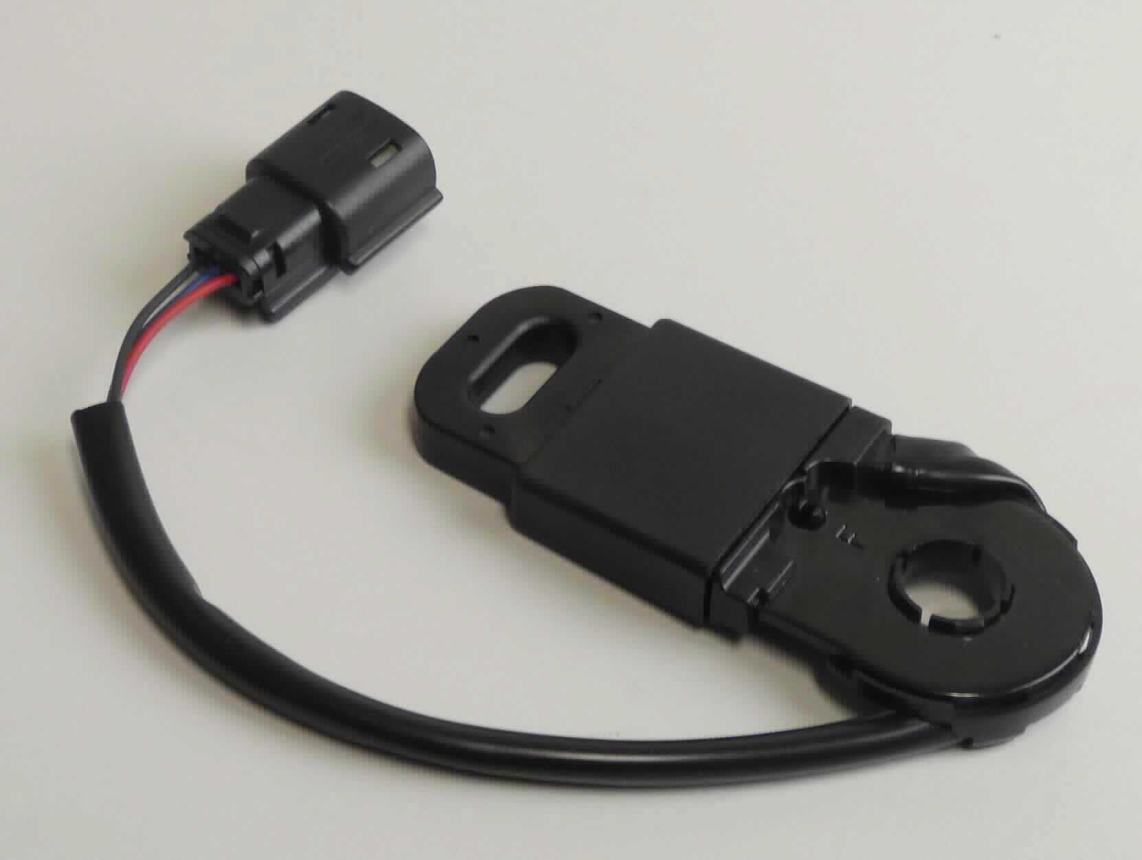 Sog. Belt Tension Sensor, im Wesentlichen bestehend aus einem ca. 105 x 45 x 12 mm großen Kunststoffgehäuse mit einem nach außen führenden Metallbügel zur Befestigung des Gurtendes, einem Sensor mit integriertem Schaltkreis (Auswerteelektronik), einem Dehnungsmessstreifen und einem Anschlusskabel mit einem dreipoligen Anschlussstecker (äußere Form: siehe Abbildung in der Anlage).
Der Kraftaufnehmer wird als Endbeschlag des Sicherheitsgurts am Kfz-Sitz befestigt, misst bei einem Aufprall die Verzögerungskräfte und wandelt sie in proportionale Spannungswerte um, die die Kfz-Steuerelektronik (nicht Gegenstand dieser vZTA-Entscheidung) bei Überschreiten eines Grenzwertes zur Abschaltung des Airbags veranlasst.
Die Ware wird als "Gerät zum Messen oder Prüfen, in Kapitel 90 anderweit weder genannt noch inbegriffen, nicht von den Unterpositionen (KN) 9031 1000 bis 9031 8020 erfasst" eingereiht.