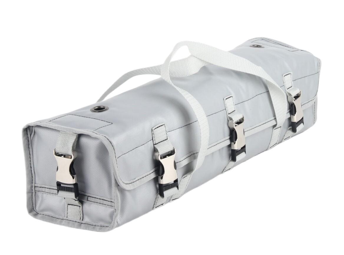 Ähnliches Behältnis, sog. Brandschutz-Batterietasche, Foto siehe Anlage,
- mit einer Außenseite aus Kunststofffolie,
- - die Kunststofffolie bildet den Überzug eines Gewebes aus Glasfasern (laut Antrag Fiberglas),
- an der Oberseite mit drei runden Aussparungen; eingefasst mit Ösen aus unedlem Metall,
- mit zwei Tragegriffen,
- aufklappbar; mit einer Überschlagklappe mit Klett- und Schnappverschlüssen,
- - wattiert; innen mit dem Stoff des Außenmaterials ausgekleidet; ohne Inneneinteilung,
- mit den Abmessungen: ca. 53 cm (Breite) x 13 cm (Höhe) x 13 cm (Tiefe),
- soll als Tasche für einen Fahrrad-Akku dienen,
- keine Einreihung als Ware aus Glasfasern in die Position 7019, da die Ware als mit 
  Kunststofffolien überzogenes Behältnis von der Position 4202 genauer erfasst wird.

"Ähnliches Behältnis, überwiegend mit Kunststofffolien überzogen, anderes als in den 
 Unterpositionen 4202 1110 bis 4202 3900 genannte, mit Außenseite aus Kunststofffolien, 
 anderes als in den Unterpositionen 4202 9211 und 4202 9215 genannte"