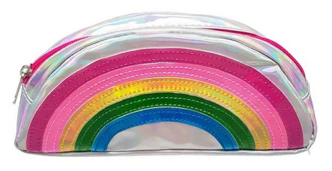 Ähnliches Behältnis, sog. Regenbogenmäppchen, Foto siehe Anlage,
- mit einer Außenseite aus Kunststofffolien; an der Vorderseite mit aufgenähten
  Zuschnitten in Regenbogen-Optik,
- mit einem entlang des oberen Randes verlaufenden Reißverschluss,
- - gefüttert; ohne Inneneinteilung,
- mit einer halbrunden Form,
- mit den Abmessungen: ca. 22 cm (Breite) x 10 cm (Höhe) x 4,5 cm (Tiefe),
- soll der Aufnahme verschiedenster kleinerer Gegenstände (z. B. Stifte, Radiergummi,
  Schere) dienen.

"Ähnliches Behältnis, anderes als in den Unterpositionen 4202 1110 bis 4202 3900 
 genannte, mit Außenseite aus Kunststofffolien, anderes als in den Unterpositionen 
 4202 9211 bis 4202 9215 genannte"