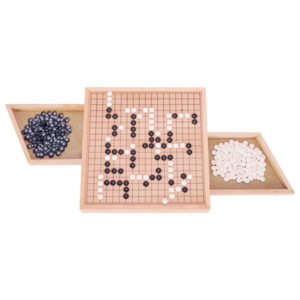 Bei dem durch Abbildungen und Beschreibungen veranschaulichten sowie als "Art. 56916 - Go Spiel" bezeichneten Erzeugnis handelt es sich um ein Gesellschaftsspiel für zwei Spieler, bestehend aus
- einem Spielbrett aus Holz,
- - in den Abmessungen von ca. 29,5 x 29,5 x 4,5 cm,
- - mit zwei ausklappbaren Schubladen an zwei Seiten zum Aufbewahren der Spielsteine,
- - auf der Oberseite mit einem Gitter aus jeweils 19 horizontalen und vertikalen Linien versehen,
    die 361 Schnittpunkte bilden,
- 181 schwarzen und 180 weißen Spielsteinen,
- gemeinsam mit einer Anleitung in einem bedruckten Pappkarton verpackt.

Die Spielsteine werden abwechselnd von den Spielern auf die Schnittpunkte des Spielbretts gelegt. Ziel ist es, die gegnerische Steine mit den eigenen einzuschließen und möglichst viele Schnittpunkte durch die eigenen Steine zu erobern. Durch das Einschließen von gegnerischen Spielsteinen und das Erobern des Spielfelds erhalten die Spieler Punkte. Das Spiel endet, wenn beide Spieler nacheinander passen. Sieger ist derjenige, der bei Spielende die meisten Punkte erzielt hat.

Derartige Erzeugnisse sind zolltariflich als "Gesellschaftsspiel, nicht von den Unterpositionen (KN) 9504 2000 bis 9504 9010 erfasst" einzureihen.