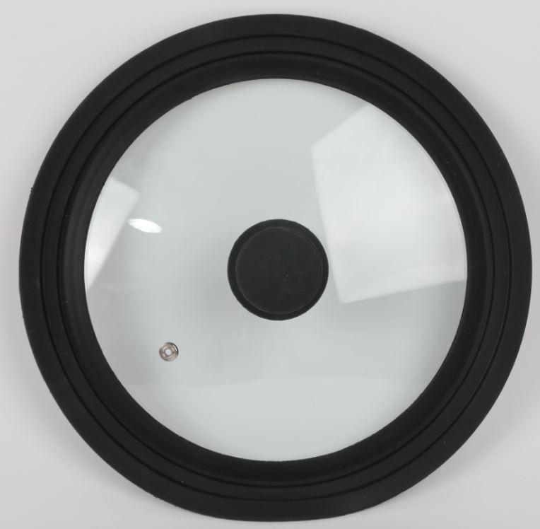 Deckel aus Glas, sog. Silikon-Glasdeckel, Foto siehe Anlage,
- leicht gewölbter Deckel aus transparentem Glas,
- mit einem mittig eingesetzten Griff und einem für drei verschiedenen Topfgrößen 
  (24 cm, 26 cm, 28 cm) abgestuften Rand aus Kunststoff (Silikon),
- mit einer kleinen Dampfauslassöffnung mit Einfassung aus unedlem Metall,
- mit einem Durchmesser von ca. 29 cm,
- soll dem Verschließen von Pfannen oder Töpfen dienen,
- das Glas bestimmt im Hinblick auf seine Bedeutung in Bezug auf die Verwendung
  den wesentlichen Charakter der Ware.

"Deckel, aus Glas"
