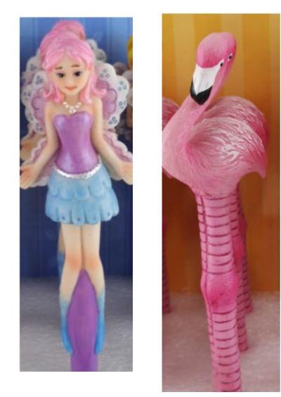 Bei der Ware handelt es sich um einen Kugelschreiber mit fester Mine und einer Flamingo- bzw. Feenfigur am Griffende. Die Figuren sind nicht beweglich und nicht bespielbar.

Das Schreibgerät enthält eine Mine mit nicht flüssiger Tinte und besitzt eine Gesamtlänge von ca. 17 cm.

Die Ware ist als "Kugelschreiber, andere als mit flüssiger Tinte, andere als mit auswechselbarer Mine" einzureihen.