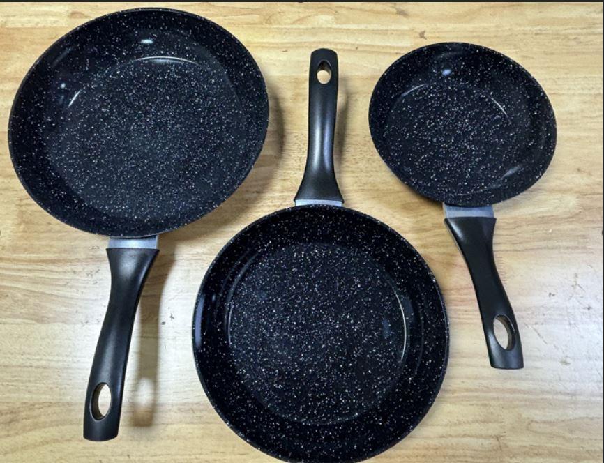 Es handelt sich um Bratpfannen in drei unterschiedlichen Größen (Durchmesser 20, 24 und 28 cm). Sie bestehen aus geschmiedetem Aluminium, sind innen mit einer Antihaftbeschichtung versehen, weisen unterseitig eine Platte aus Stahl auf und sind mit einem Griff aus Kunststoff ausgestattet. Aluminium ist gegenüber Stahl gewichtsmäßig vorherrschend. Die drei Pfannen sind gemeinsam in einem Karton verpackt.
- Antragstellerangaben -

Abbildung siehe Anlage.

Derartige Erzeugnisse gehören als "andere als in den vorgenannten Codenummern genannte Haushaltsartikel aus Aluminium" zur Codenummer 7615 10 80 90 0 des Zolltarifs, da es sich zolltarifrechtlich um eine aus verschiedenen Stoffen zusammengesetzte Ware handelt, deren wesentlicher Charakter nach dem Umfang und der Bedeutung für die Verwendung durch das gewichtmäßig vorherrschende Aluminium bestimmt wird.
