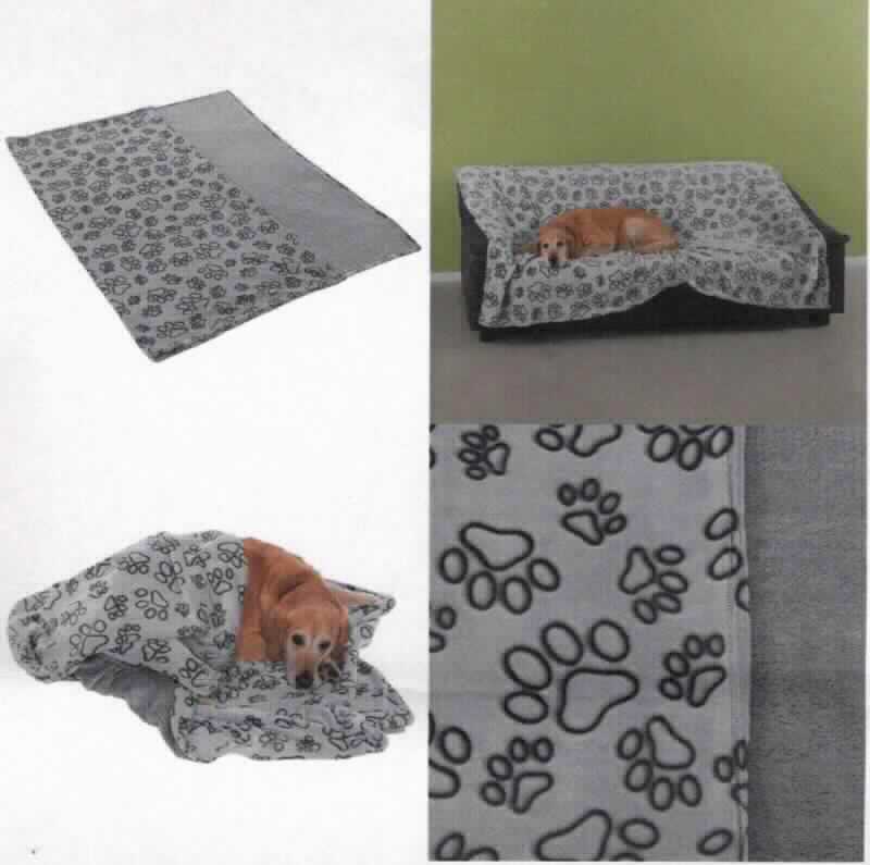 Decke, sog. Smartpet Microfaserdecke Pawzzz, Foto siehe Anlage, 
- vepackt in einer bedruckten Papprolle, 
- rechteckig, in den Abmessungen von laut Antrag 200 cm x 150 cm, 
- einlagig, aus einfarbigen Plüschgewirken aus laut Antrag 100 % Polyester (synthetische Chemiefasern); laut 
  Antrag mit geprägtem Pfotendesign verziert, 
- ohne elektrische Heizvorrichtung, 
- an allen Rändern durch Umschlagen und Festnähen gesäumt (damit konfektioniert), 
- ohne Polsterung oder Füllung; somit keine Ware der Position 9404, 
- zur Verwendung als Liegedecke für Tiere bestimmt, damit keine Ware der Position 6307, 
- nicht zur Ausstattung von Tieren bestimmt, somit keine Ware i. S. d. Position 4201.

"Decke, aus Spinnstoffen, ohne elektrische Heizvorrichtung, aus synthetischen Chemiefasern, aus Gewirken"
