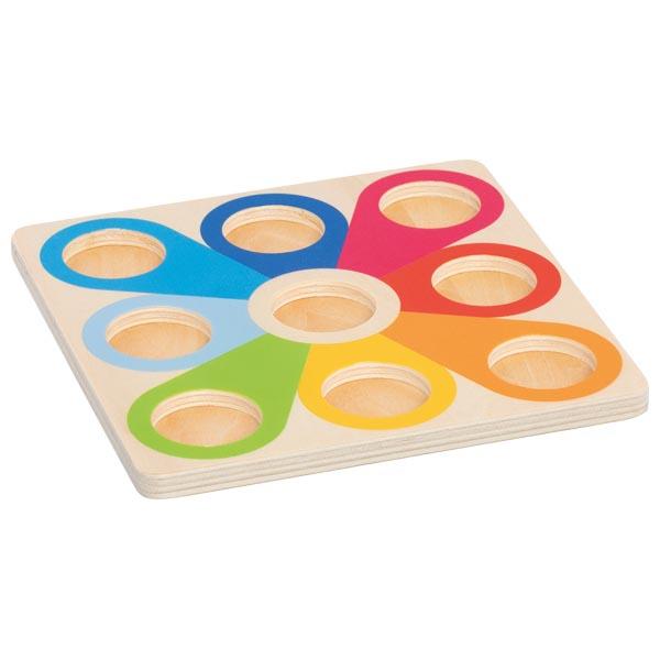 Bei dem durch eine Abbildung veranschaulichten und als "Artikel 58335, Sortier- und Stapel-
pyramide" bezeichneten Ware handelt es sich um ein Spielzeug, bestehend aus:
- einer quadratischen Grundplatte aus naturfarbenem Holz, in den Abmessungen von 
   ca. 15 x 15 cm und mit einer Dicke von ca. 1 cm (laut Angaben), in der sich 9 runde Vertiefungen 
  (Durchmesser ca. 3 cm) befinden, die mit verschiedenfarbigen Umrandungen bedruckt sind 
  (2 x rot in verschiedenen Tönen, 3 x blau in verschiedenen Tönen, 1 x gelb, 1 x orange, 1 x grün 
  und die mittige Vertiefung ist naturfarben gestaltet),
- 14 Kugeln (Durchmesser etwa 4,6 cm) aus Holz, die in unterschiedlichen Farben entsprechend
  der Vertiefungen lackiert sind, so dass 9 direkt in diese gelegt werden können; die restlichen
  Kugeln sollen sodann auf diese in der Art einer Pyramide gestapelt werden. 
Die Ware dient im Wesentlichen der spielerischen Unterhaltung von kleineren Kindern, bei der 
auch die Hand-Augen-Koordination sowie die Feinmotorik gefördert werden soll. Sie ist in einem 
Pappkarton verpackt.
 Zolltarifrechtlich liegt "anderes Spielzeug als in den Unterpositionen (KN) 9503 0010 bis 9503 0095 
genannt, aus Holz, nicht handgearbeitet" vor.