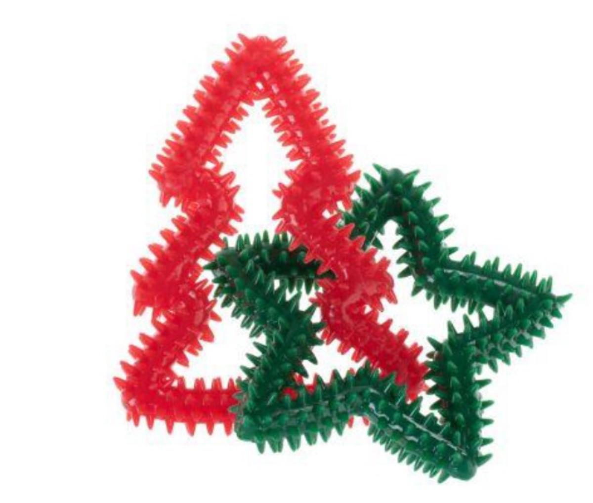 Angaben des Antragstellers:
Hundespielzeug Tannenbaum und Stern
-Kauspielzeug für Hunde aus 100 % TPR-

Feststellungen an einem Warenmuster:
Bei dem vorliegenden Warenmuster handelt es sich um einen grünen, stilisierten Stern und einem roten, stilisierten Tannenbaum. Beide Teile sind verbunden und bestehen aus einem elastischen Material. Das Tierspielzeug ist mit einem Papieranhänger versehen. Das Warenmuster besteht aus nicht vulkanisierten Styrol-Butadien-Kautschuk.

Befund:
Es handelt sich um eine Ware aus nicht vulkanisiertem Kautschuk im Sinne der Unterposition 4006 9000 (KN).
