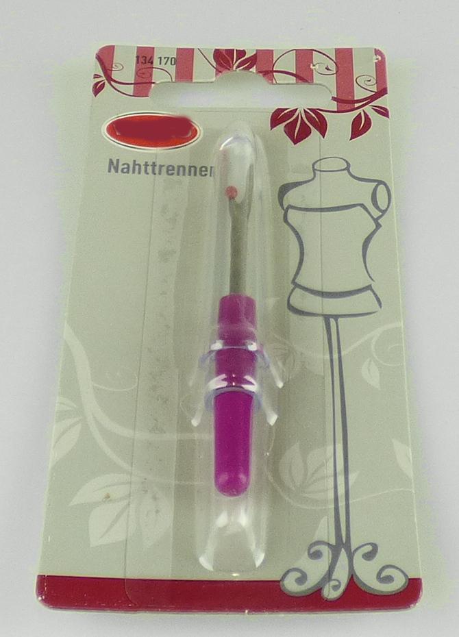"Nahttrenner"

- mit freiem Arm zu handhabendes Erzeugnis mit arbeitendem Teil in Form eines Dorns aus unedlem Metall mit sichelförmiger Schneidklinge, die auf einer Seite mit einer Kugel aus Kunststoff versehen ist sowie einem Griff und einer Schutzkappe aus Kunststoff

- Länge: ca. 7,5 cm

- dient dem Anheben und Durchtrennen von vernähten Fäden

- auf einem bedruckten Pappkarton aufgeblistert

Abbildung siehe Anlage

Derartige Erzeugnisse gehören als "Handwerkzeuge (Haushaltswerkzeuge), anderweit weder genannt noch inbegriffen, mit arbeitendem Teil aus unedlem Metall" zur Codenummer 8205 5100 00 0 des Zolltarifs (ZT).