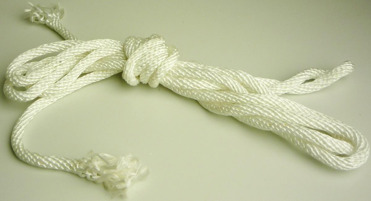 Seil, sog. Abspannseil, Foto siehe Anlage,
- laut Antrag:
- - als Meterware, mit einer Länge von ca. 3,5 m und einem Durchmesser von 8 mm,
- - aus einem Rundgeflecht mit enger Flechtweise und festem Gefüge aus laut Antrag 100 % Nylon
    (synthetische Chemiefasern); aufgrund der Beschaffenheit keine Ware der Position 5808,
- - mit einem Titer von ca. 250.000 dtex,
- - dient zur Befestigung und zum Abspannen von Partyzelten.

"Seil, geflochten, aus synthetischen Chemiefasern, aus Nylon, mit einem Titer von mehr als 50.000 dtex
 (5 g je m)"
