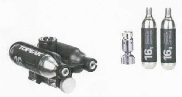 Ventilaufsatz, sog. "Ninja CO2 FuelPack", Art. 15700172, 
in Form einer zusammengesetzten Ware, bestehend aus zwei mit ca. 16 g CO2 befüllten Gewindekartuschen aus unedlem Metall und einem auf die Kartuschen für sog. Presta- und Schraderventile aufschraubbaren, federbelasteten Ventilaufsatz (sog. "Micro AirBooster") aus Aluminium, in einer gemeinsamen drehbaren, aus Kunststoff und Aluminium bestehenden Halterung montiert. Die Ware wird an einen Flaschenhalter am Fahrrad montiert und dient dem Aufpumpen von Fahrradreifen.
Hinsichtlich der zusammengesetzten Ware bestimmt der Ventilaufsatz im Hinblick auf die Bedeutung für die Verwendung den Charakter des Ganzen.

Die zusammengesetzte Ware ist als "Armatur für Behälter, von den Unterpositionen (HS) 8481 10 bis 8481 40 und den Unterpositionen (KN) 8481 8011 bis 8481 8069 nicht erfasst, Ventil aus Aluminium, nicht für bestimmte Luftfahrzeuge" einzureihen.