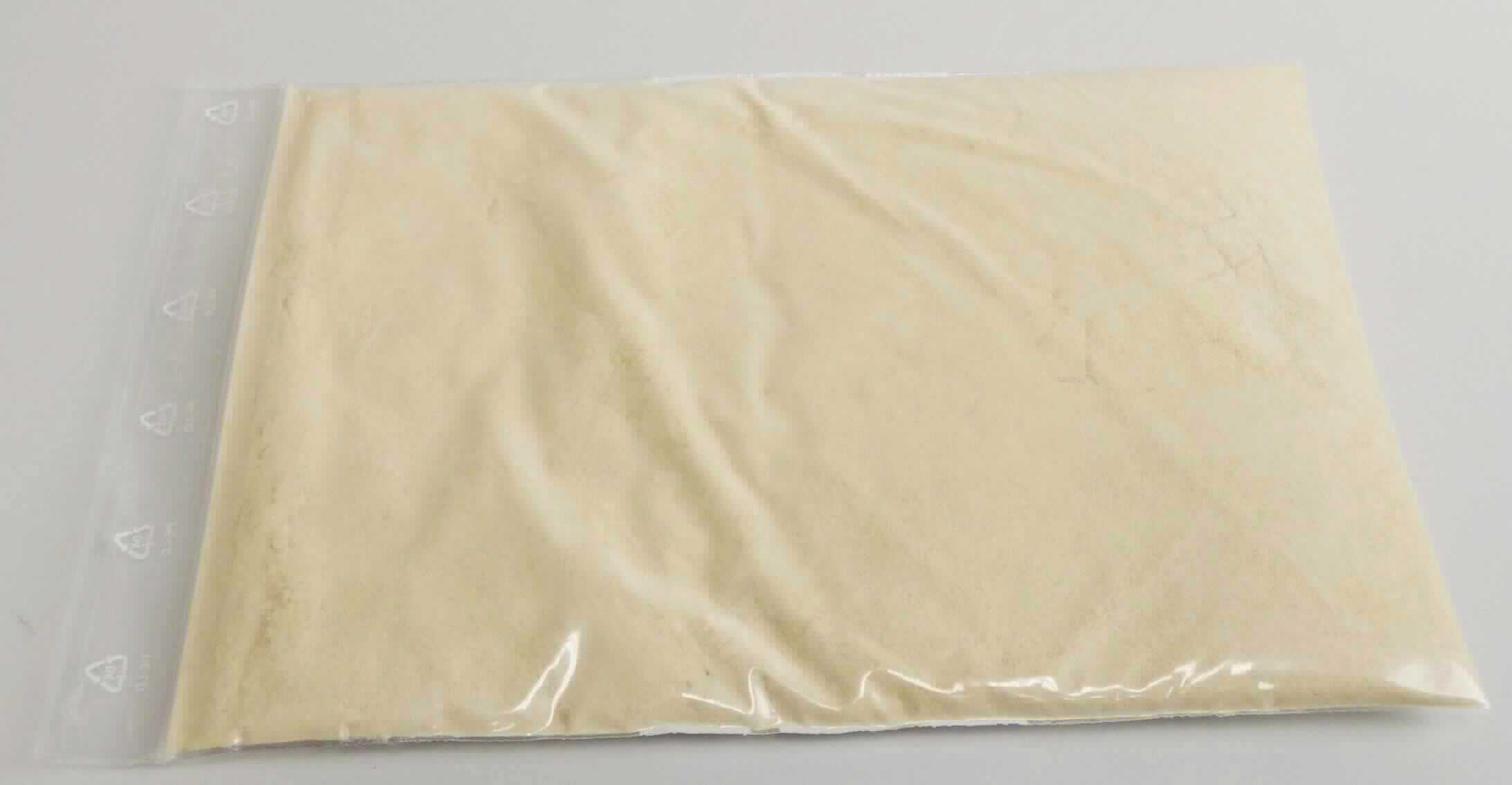 Lecithin 

Bei der vorgelegten Ware handelt es sich laut den vorgelegten Unterlagen um reines, entöltes Lecithin, das aus gentechnisch veränderten Sojabohnen gewonnen wurde. Das Erzeugnis liegt in Form eines gelblichen Pulvers vor. Die Ware wird als Zusatz für Tierfuttermittel verwendet.

Die Ware ist als Lecithin in die Position 2923 der Kombinierten Nomenklatur einzureihen.
