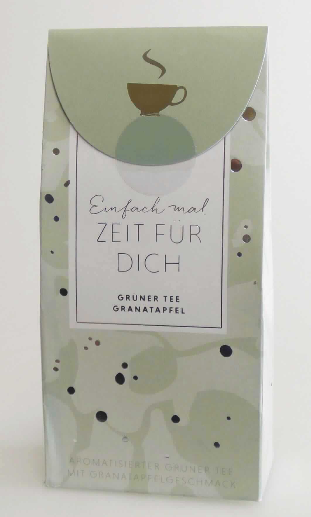 Nach den Angaben der Antragstellerin und dem vorgelegten Warenmuster handelt es sich um einen aromatisierten Grünen Tee (Art. 14882). Das Erzeugnis besteht aus zerkleinerten, unfermentierten, getrockneten Pflanzenteilen vom Strauch der Gattung Thea, die mit einem geringen Anteil an zerkleinerten, getrockneten Granatapfelstücken und Rosenblütenblättern vermischt sind. Zusätzlich ist die Ware mit einem Granatapfelaroma versehen.

Der Tee ist lose in einem Polybeutel abgepackt und in einer farbig gestalteten Faltschachtel (Inhalt 40g) für den Einzelverkauf aufgemacht.

Zolltarifrechtlich handelt es sich um grünen Tee, auch aromatisiert, in unmittelbaren Umschließungen mit einem Inhalt von weniger als 3 Kg.