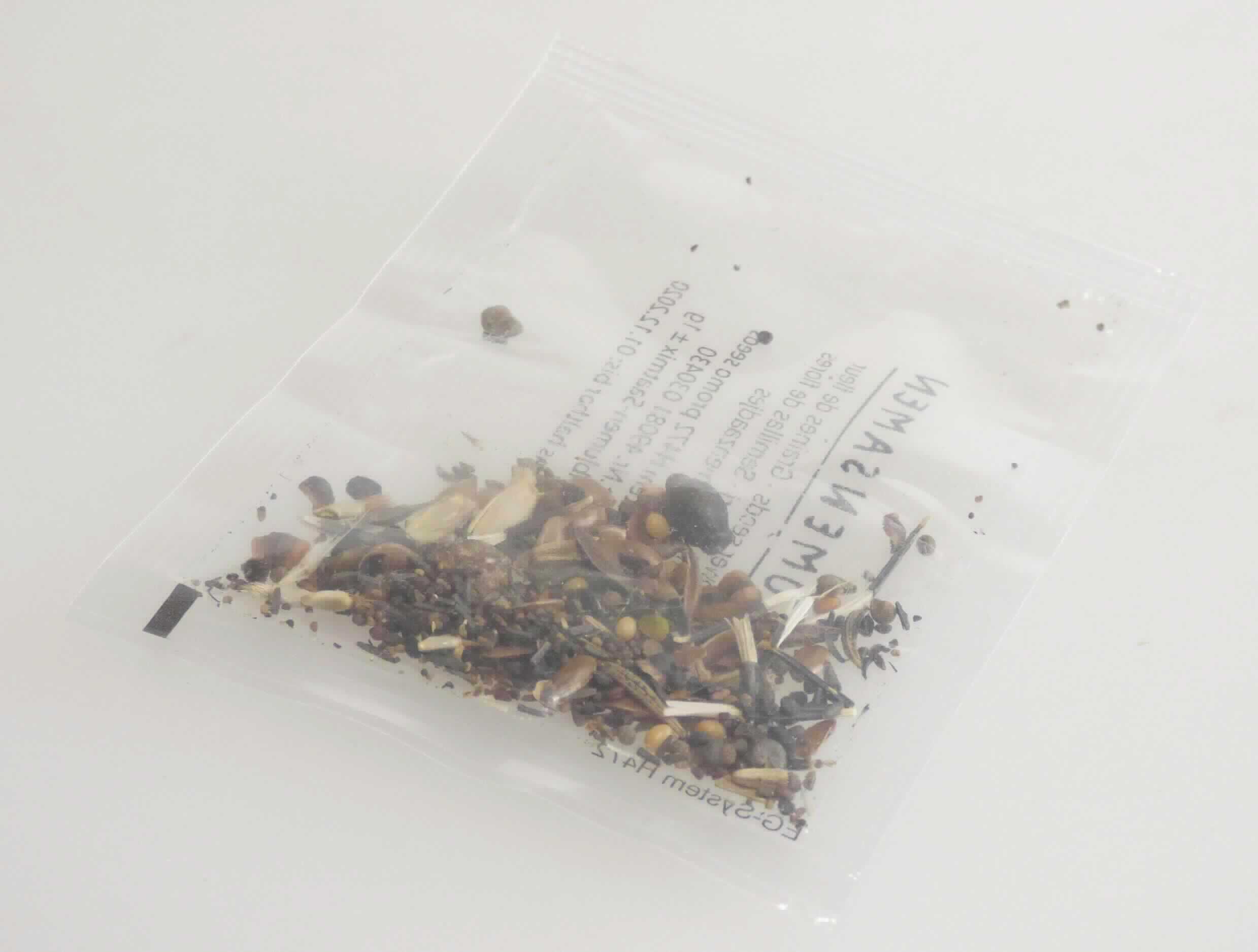 Nach den Angaben der Antragstellerin, dem vorliegenden Warenmuster sowie den ergänzenden Angaben handelt es sich bei den sogenannten Blumensamen um eine Saatgut-Mischung, die in einer transparenten PET/PE Keimschutz-Siegelrandtüte in einem Glasröhrchen mit Korkdeckel verpackt ist.
Die Mischung besteht aus Samen von Pflanzen der Art:
Calendula officinalis (UPos 1209 9999)
Centaurea cyanus	(UPos 1209 3000)
Coreopsis lanceolate (UPos 1209 3000)
Coreopsis tinctoria	(UPos 1209 3000)
Cosmos bipinnatus	(UPos 1209 3000)
Calliopsis bicolor semi-tall (UPos 209 3000)
Delphinium consolida (UPos 1209 3000)
Echinacea purpurea (UPos 1209 9991)
Eschscholzia californica	(UPos 1209 9999)
Gaillardia pulchella	(UPos 1209 3000)
Godetia grandilfora	(UPos 1209 3000)
Gypsophila elegans	(UPos 1209 3000)
Lavatera trimestris	(UPos 1209 3000)
Linum grandiflorum	(UPos 1209 3000)
Linum usitatissimum (Pos 1204)
Malope trifida	(UPos 1203 9991)
Mirabilis jalapa	 (UPos 1203 3000)
Nigella damascena	(Pos 0910)
Oenothera lamarckiana	(Pos 1207)
Papaver rhoeas (Pos 1207)
Rudbeckia hirta (UPos 1209 3000)
Saponaria Vaccaria (Pos 1211)
Silene armeria	(UPos 1203 3000)
Tagetes erecta (UPos 1203 3000)
Trifolium incarnatum (UPos 1209 2280)
Tropaeolum majus (UPos 1209 9180)
Zinnia elegans	(UPos 1209 3000)
Linaria maroccana 	(UPos 1209 3000)

Der Charakter der Mischung wird durch die Samen der Position 1209 bestimmt und innerhalb der Position durch
die Samen von krautartigen Pflanzen, die hauptsächlich wegen der Blüten dieser Pflanzen gezogen werden.

Zolltarifrechtlich handelt es sich um "Samen von krautartigen Pflanzen, die hauptsächlich wegen der Blüten dieser Pflanzen gezogen werden".