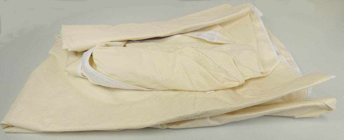 Dach für Schirmzelt, Art. 312216, Foto siehe Anlage,
- verpackt in einem Karton,
- dreidimensional in der Form eines Walmdachs gearbeitet, in den Abmessungen (Seitenlängen) 
  von ca. 2 m x 2 m,
- mit Klettbändern und Einschublaschen zur Befestigung an einem Schirmzeltgestell (nicht Gegenstand
  dieser vZTA) versehen,
- aus ca. 0,4 mm dicken, einfarbigen, einseitig mit Kunststoff (kein Zellkunststoff) überzogenen Geweben
  der Position 5903 aus laut Antrag Polyester (synthetische Chemiefasern),
- durch Zusammenfügen konfektioniert,
- stellt sich als Teil eines Schirmzelts der Position 6601 dar, somit weder eine Ware der Position 6603,
  noch eine Ware der Unterpostion 6306 22, 
- stellt sich aufgrund der dreidimensionalen Form nicht als Plane der Unterposition 6306 12 dar.

"Campingausrüstung (Dach für Schirmzelt) aus Spinnstoffen, aus synthetischen Chemiefasern"