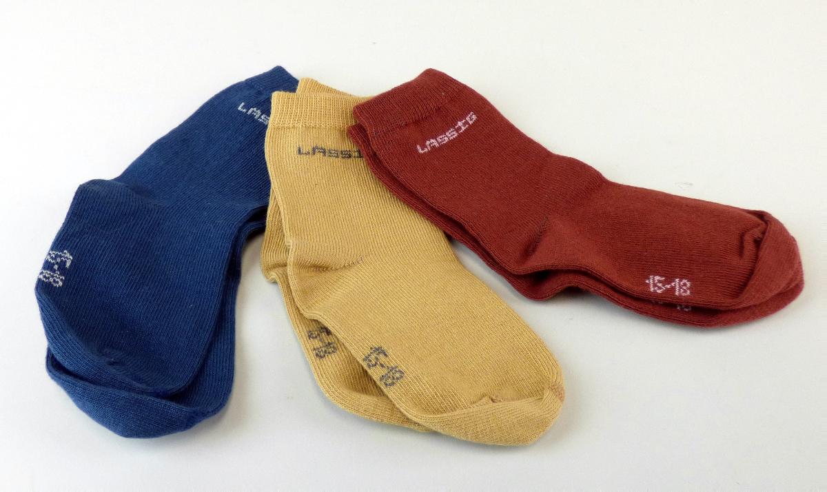 Bekleidungszubehör für Kleinkinder, sog. Strick Socken für Kinder im 3er Pack, in den Größen 12 bis 14,
15 bis 18 und 19 bis 22, Foto siehe Anlage,
- veranschaulicht durch ein Warenmuster (drei Stück in verschiedenen Farben) in Größe 15 bis 18,
- aus ca. 2 mm dicken, buntgewirkten Gewirken aus laut Antrag 76 % Baumwolle, 22 % Polyamid und 
  2 % Elasthan (beides synthetische Chemiefasern),
- abgepasst gewirkt und an den Fußspitzen zusammengenäht (konfektioniert),
- den Knöchel bedeckend,
- mit ausgearbeiteter Ferse,
- mit einem Fußmaß von ca. 11,5 cm,
- am oberen Rand mit einem, ca. 2 cm breiten, doppelt gearbeiteten, elastischen Abschluss,
- ist für Kleinkinder mit einer Körpergröße von bis zu 86 cm bestimmt.

„Bekleidungszubehör (Socken), aus Gewirken, für Kleinkinder, aus Baumwolle“