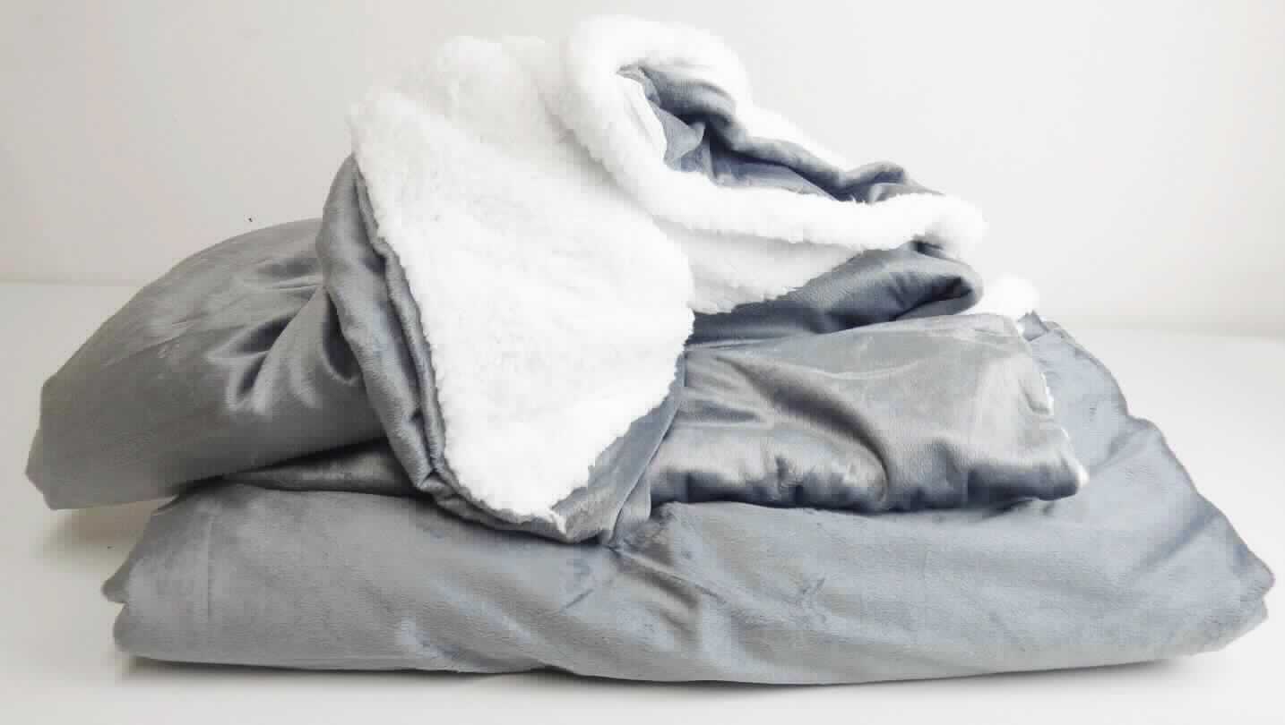 Bettwäsche, sog. Bettwäsche Arctic, Foto siehe Anlage,
- gemeinsam in einem Polybeutel verpackt, 
- Zusammenstellung, bestehend aus einem Deckbett- und einem Kopfkissenbezug bzw. einem Deckbett-
  und zwei Kopfkissenbezügen, keine  Einreihung als Warenzusammenstellung, da beide Waren derselben 
  Position / Unterposition der Kombinierten Nomenklatur zuzuweisen sind,
- rechteckig bzw. quadratisch, in verschiedenen Abmessungen,
- mit einer Oberseite aus ca. 0,6 mm dicken, einfarbigen Samtgewirken und einer Unterseite aus ca. 8 mm 
  dicken, einfarbigen Plüschgewirken, beide aus laut Antrag 100 % Polyester (synthetische Chemiefasern), 
- am unteren Rand jeweils mit einer Öffnung mit Reißverschluss (zum Einstecken einer Deckbett- bzw. 
  Kissenfüllung), der mit einem Schieber ohne Verriegelungsstift versehen ist,
- durch Zusammennähen konfektioniert,
- wird üblicherweise gewaschen und kennzeichnet sich nach dem Verwendungszweck und der Material-
  beschaffenheit als Bettwäsche.

"Bettwäsche aus Spinnstoffen, aus Gewirken"