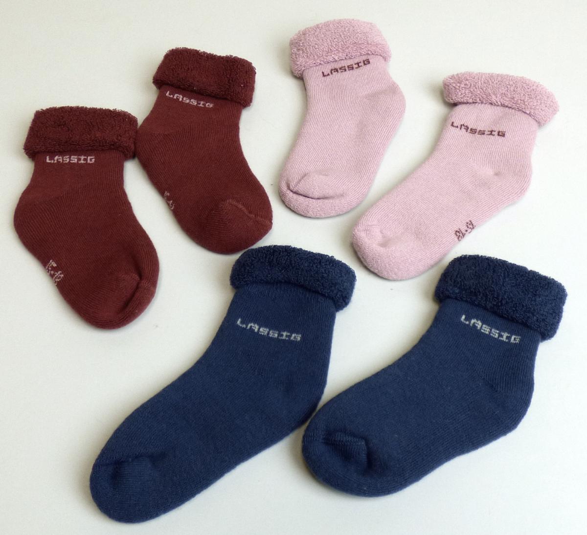Socken, sog. Baby Socken 3er Pack, in den Größen 12 bis 14,15 bis 19 und 19 bis 22, Foto siehe Anlage,
- veranschaulicht durch ein Warenmuster (drei Stück in verschiedenen Farben) in Größe 15 bis 18,
- aus ca. 2,5 mm dicken, buntgewirkten Schlingengewirken aus laut Antrag 80 % Baumwolle, 
  18 % Polyamid und 2 % Elasthan (beides synthetische Chemiefasern),
- an den Fußspitzen zusammengenäht (konfektioniert),
- den Knöchel bedeckend,
- mit ausgearbeiteter Ferse,
- mit einem Fußmaß von ca. 10,5 cm (laut Antrag: von ca. 8,5 cm bei Größe 12 bis 14 bzw.
  von ca. 12,5 cm bei Größe 19 bis 22),
- am oberen Rand abgepasst gewirkt, mit einem eingezogenen elastischen Band leicht verengt
  und umgeschlagen,
- ist für Kleinkinder mit einer Körpergröße von bis zu 86 cm bestimmt.

"Bekleidungszubehör (Socken), aus Gewirken, für Kleinkinder, aus Baumwolle"