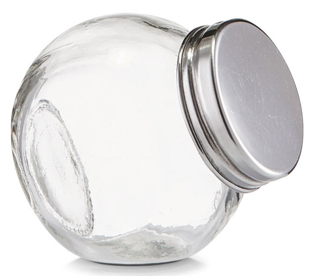 Vorratsglas, sog. Vorratsglas Candy, Foto siehe Anlage,
- nach den Antragsangaben:
- - in Form eines bauchigen Gefäßes,
- - aus gewöhnlichem, klarsichtigem, mechanisch gefertigtem Glas,
- - am Bodenteil und an der Seite abgeflacht gearbeitet,
- - mit einem Schraubgewinde am oberen Ende,
- - mit einem Deckel aus unedlem Metall,
- - mit den Abmessungen: ca. 6,5 cm (Durchmesser) x 6,5 cm (Höhe),
- - soll der Aufbewahrung von Lebensmitteln dienen,
- das Glas bestimmt nach dem Umfang und seiner Bedeutung in Bezug auf die Verwendung
  den wesentlichen Charakter der Ware,
- keine Ware der Position 7010, da sich das Vorratsglas als Haushaltsglasware darstellt.

"Glasware zur Verwendung bei Tisch oder in der Küche, kein Trinkglas, aus gewöhnlichem Glas,
 mechanisch gefertigt (mechanische Glasentnahme)"
