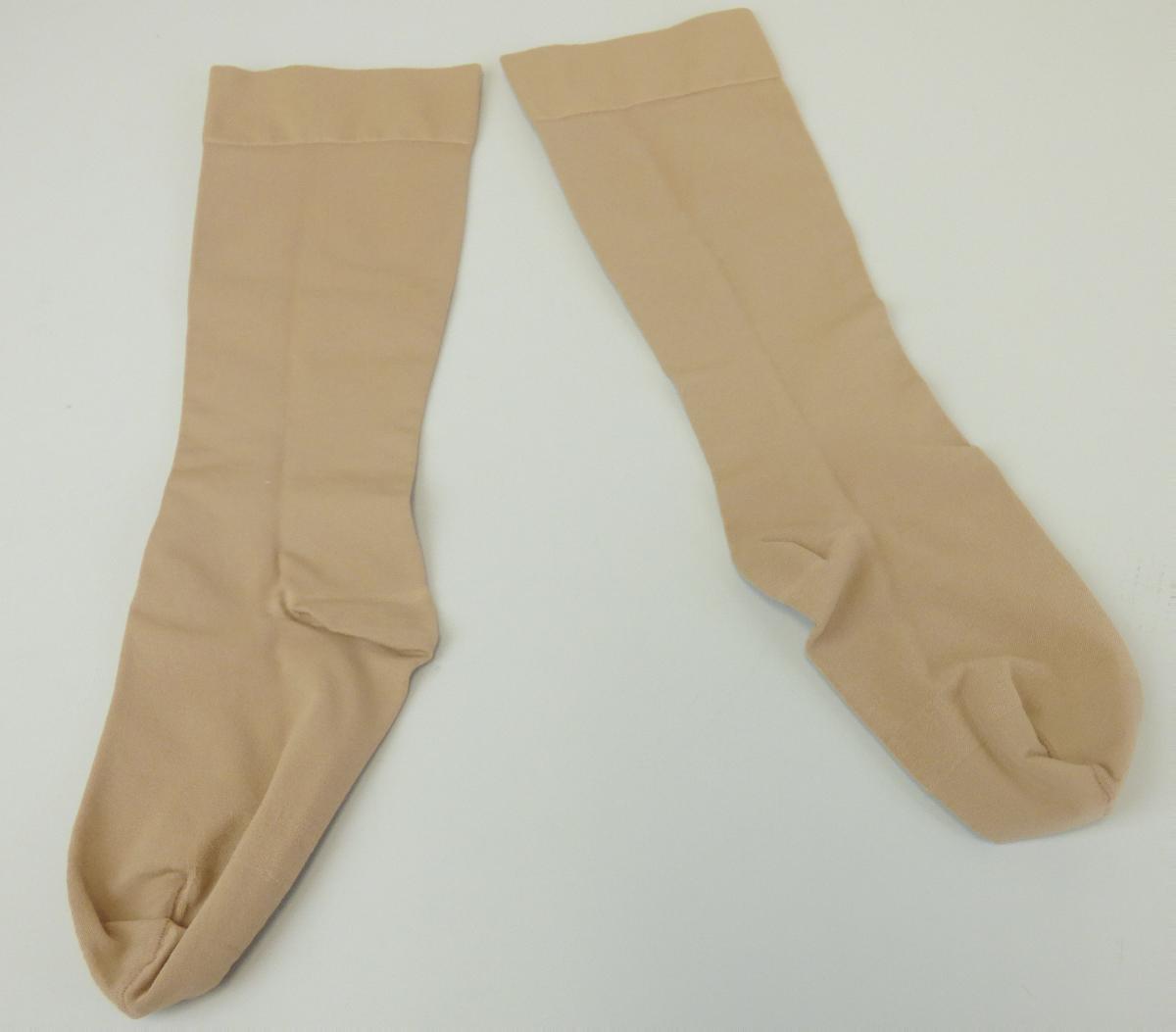 Kompressionskniestrümpfe, sog. Jobst Opaque, in Erwachsenengröße, Foto siehe Anlage,
- paarweise in einer bedruckten Pappschachtel verpackt,
- aus ca. 0,7 mm dicken, einfarbigen Gewirken aus synthetischen Chemiefasern (laut Antrag
  aus Nylon und Elasthan),
- schlauchförmig gewirkt und an den Fußspitzen durch Zusammennähen konfektioniert,
- mit ausgearbeiteter Ferse,
- die Wade bedeckend, bis etwa zum Knie reichend,
- am oberen Rand mit einem ca. 4 cm breiten, gerippt gewirkten, doppelt gearbeiteten Bündchen,
- entlastet laut Antrag müde, schmerzende Beine und dient zur Behandlung von Venenbeschwerden
  und lymphatischen Erkrankungen,
- mit einer degressiven Kompression, die im Bereich des Knöchels laut Antrag 15 bis 20 mmHG
  beträgt und sich aufwärts in Richtung des Beines reduziert.

"Kniestrümpfe mit degressiver Kompression, aus Gewirken, aus synthetischen Chemiefasern"