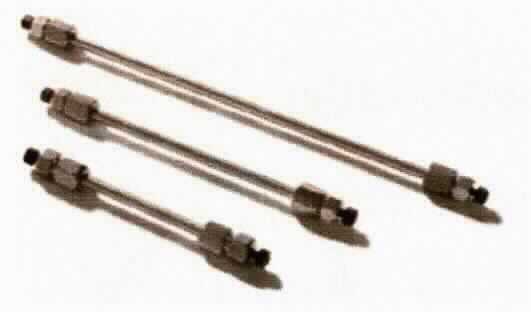 Sog. Durchflussbegrenzer, im Wesentlichen bestehend aus einem röhrenförmigen Gehäuse aus unedlem Metall mit der Länge je nach Ausführung von 10 bzw. 17 cm, in welches Diamantpartikel integriert sind. Die Ware ist mit mechanischen Anschlüssen ausgestattet (äußere Form: siehe Abbildung in der Anlage).
Die Ware ist so gestaltet, dass sie einen gewünschten Gegendruck (300 bzw. 550 psi) erzeugt und so die Strömungsrate einer Flüssigkeit im Rahmen der Hochdruck-Flüssigkeitschromatographie mindert. Sie wird als dämpfende Komponente in HPLC-Systeme eingesetzt.
Die Ware wird als "Teil, erkennbar hauptsächlich bestimmt für ein Gerät für physikalische oder chemische Untersuchungen, für ein Gerät der Unterposition (HS) 9027 20" eingereiht.