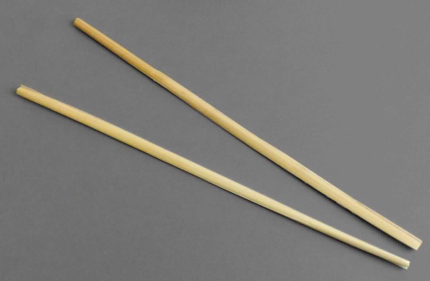 Nach den Antragsangaben, den ergänzenden Angaben und den vorliegenden Warenmustern handelt es sich um hell-beigefarbene Abschnitte von Getreidestroh mit einem Durchmesser von etwa 4 mm. Die Strohhalme sind gereinigt und auf ca. 20 cm Länge geschnitten (somit weiter bearbeitet als für Stroh der Position 1213 zulässig). Sie sind zur Verwendung als Trinkhalme bestimmt.
Die Ware wird in einer etikettierten Folienverpackung (Inhalt: 100 Stück) in Umkartons (Inhalt: 10 Folienverpackungen) vertrieben.

Zolltarifrechtlich handelt es sich um "Pflanzliche Stoffe von der hauptsächlich zum Herstellen von Korb- oder Flechtwaren verwendeten Art, gereinigtes Getreidestroh".
