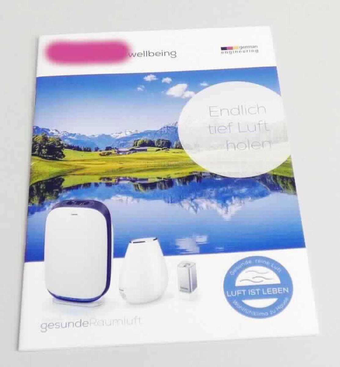 Es handelt sich um eine farbig bedruckte Broschüre (Format: DIN A5, Umfang: 20 Seiten, Klammerheftung). Sie enthält neben allgemeinen Informationen zu Luft und Feinstaub im Wesentlichen Werbung für von der Antragstellerin über den Handel vertriebene Geräte zur Luftreinigung und -befeuchtung. 
Die Broschüre soll z. B. auf Messen an Interessierte verteilt werden, um die Produkte zu bewerben.

Abbildung siehe Anlage.

Derartige Waren gehören als "andere Werbedrucke" zum TARIC-Code 4911 10 90 00.