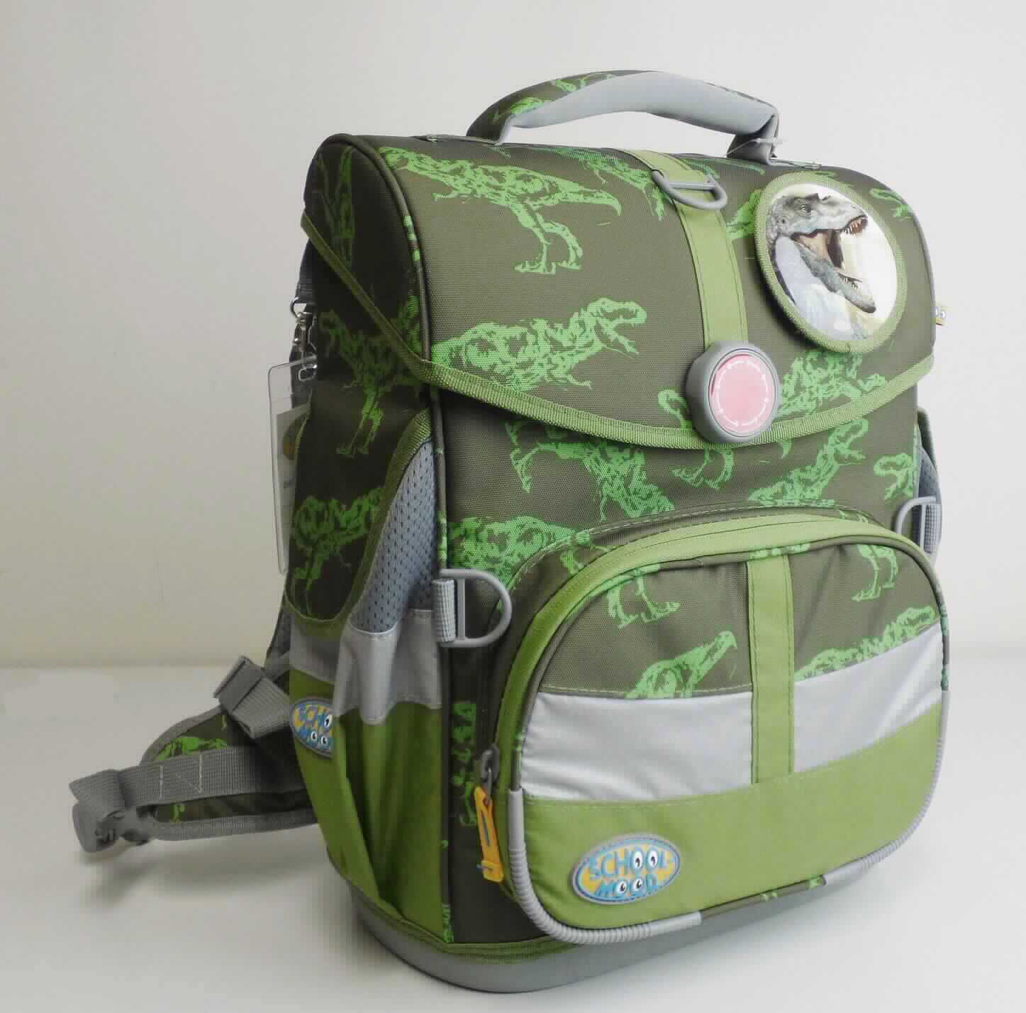 Warenzusammenstellung, bestehend aus einer Schultasche, vier ähnlichen Behältnissen sowie Stickern, 
sog. 6-teiliges Set, Fotos siehe Anlage,
- in Aufmachung für den Einzelverkauf; zur Befriedigung eines speziellen Bedarfs zusammengestellt,
- Schultasche (sog. Rucksack):
- - mit einer Außenseite aus Spinnstoffen,
- - - mit schmalen reflektierenden Streifen und drei Ösen zur Befestigung des Turnbeutels,
- - mit zwei Trageschlaufen, zwei gepolsterten Rückentragegurten, einem höhenverstellbaren Brustgurt und 
    einem gepolsterten Hüftgurt (alle Gurte längenverstellbar),
- - mit einem gepolsterten Rückenteil,
- - mit einem aufgesetzten Vorfach mit Reißverschluss,
- - mit jeweils einem aufgesetzten Fach mit Klettverschluss an den Seitenteilen,
- - mit einem gefütterten Hauptfach,
- - - mit einer verschließbaren Überschlagklappe mit einem an der Innenseite aufgenähten Klarsichtfach mit
      eingestecktem Stundenplan,
- - - mit zwei Trennstegen sowie mit einem Karabinerhaken und einem daran befestigten Adressanhänger,
- - insgesamt stabil gearbeitet,
- - in den Abmessungen: ca. 40 cm (Höhe) x 32 cm (Breite) x 22 cm (Tiefe),
- - ohne Hinweise auf Handarbeit,
- ähnliche Behältnisse:
- - sog. Turnbeutel:
- - - mit einer Außenseite aus Spinnstoffen,
- - - auf der Rückseite mit Klettbändern zur Befestigung an der Schultasche, auf der Vorderseite mit einem
      eingesetzten Reißverschlussfach,
- - - oben mit einer Zugkordel zu verengen, die an beiden Seiten bis zu den unteren Ecken geführt wird,
- - Brustbeutel:
- - - mit einer Außenseite überwiegend aus Spinnstoffen; auf der Rückseite mit einem Sichtfenster aus klar-
      sichtiger Kunststofffolie,
- - - mit einer Überschlagklappe mit Klettverschluss; innen als Geldbeutel gearbeitet,
- - - mit einer Kordel zum Umhängen,
- - sog. Schlamperrolle:
- - - mit einer Außenseite aus Spinnstoffen,
- - - mit einem Reißverschluss entlang des oberen Rands,
- - Etui:
- - - mit einer Außenseite aus Spinnstoffen,
- - - mit einem dreiseitig umlaufenden Reißverschluss,
- - - innen mit einem Trennsteg mit klarsichtigem Einsteckfach und eingestecktem Stundenplan sowie mit 
      elastischen Schlaufen zur Aufnahme von Schreib- und Malutensilien ausgestattet,
- - - gefüllt mit Schreib- und Malutensilien,
- die Schultasche, der Turnbeutel und das Etui sind mit abklettbaren Stickern verziert,
- die Schultasche bestimmt im Hinblick auf den Umfang und die Verwendung den wesentlichen Charakter 
  der Warenzusammenstellung.

"Schultasche, mit Außenseite aus Spinnstoffen, nicht handgearbeitet"