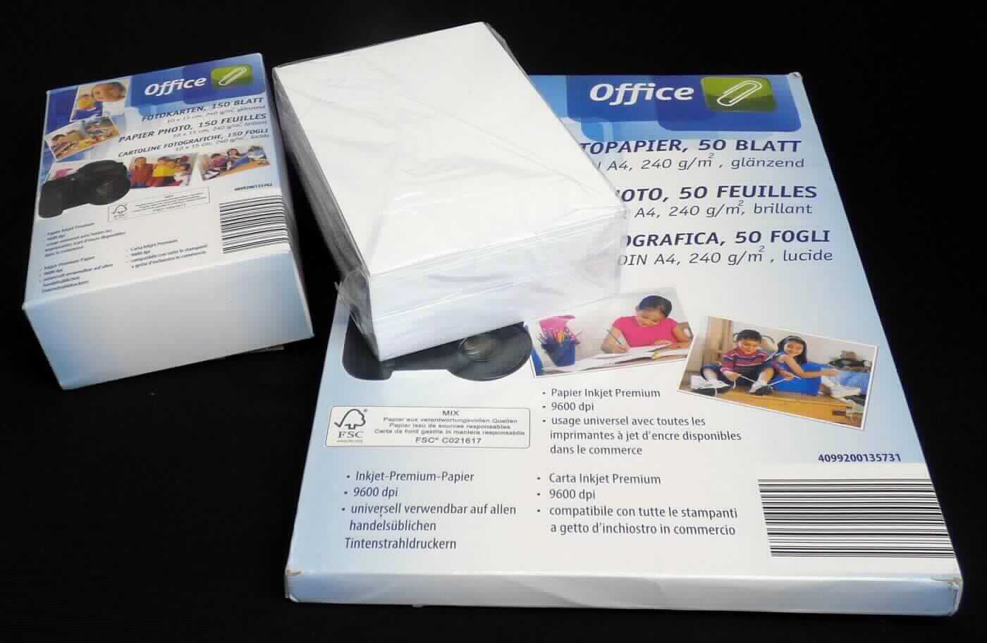 Es handelt sich nach den Angaben der Antragstellerin um einseitig glänzendes Papier aus gebleichtem, mechanischem Papierhalbstoff, mit einem Quadratmetergewicht von 240 g, das einseitig mit Kieselsäure und Polyvinylalkohol (PVA