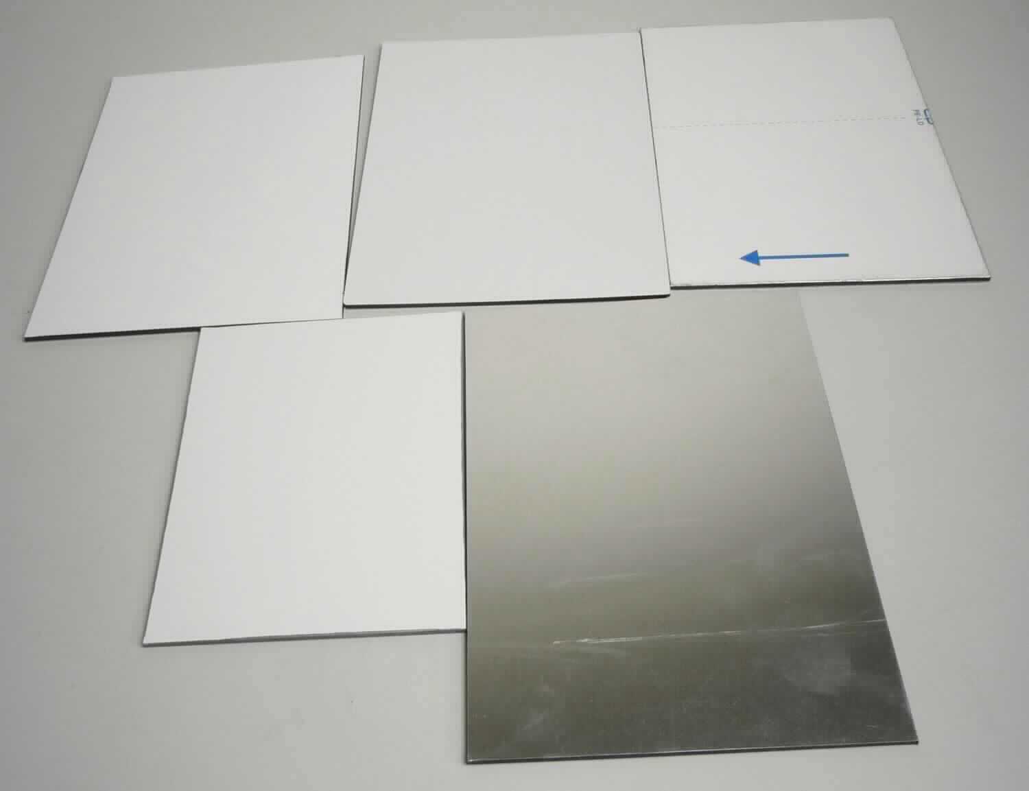 Platten mit Beschichtung aus Aluminiumfolie; Aluminiumverbundplatten

Bei der Ware handelt es sich um rechteckige Platten, bestehend aus einem Kern aus Kunststoff (Polyethylen), der beidseitig mit dünnen Folien (Dicken von 0,021 mm bis 0,2 mm) aus Aluminium laminiert ist. Die Platten haben eine Länge von 2050 mm - 4050 mm und eine Breite von 1000 mm - 2000 mm. Die Gesamtdicke einer Platte liegt zwischen 2 und 4 mm. Auf Kundenwunsch kann sie auch 6 oder 10 mm betragen. Die Aluminiumfolien sind walzmatt oder mit Lack beschichtet und mit Schutzfolie versehen.
Die Waren werden zu für Werbe- oder Hinweisschildern verarbeitet.

Die Waren sind als "Folien, aus Aluminium (auch bedruckt oder auf Papier, Pappe, Kunststoff oder ähnlichen Unterlagen), auf Unterlage, mit einer Dicke (ohne Unterlage) von 0,021 mm bis 0,2 mm" in die Codenummer 7607 2090 00 0 des Zolltarifs einzureihen.