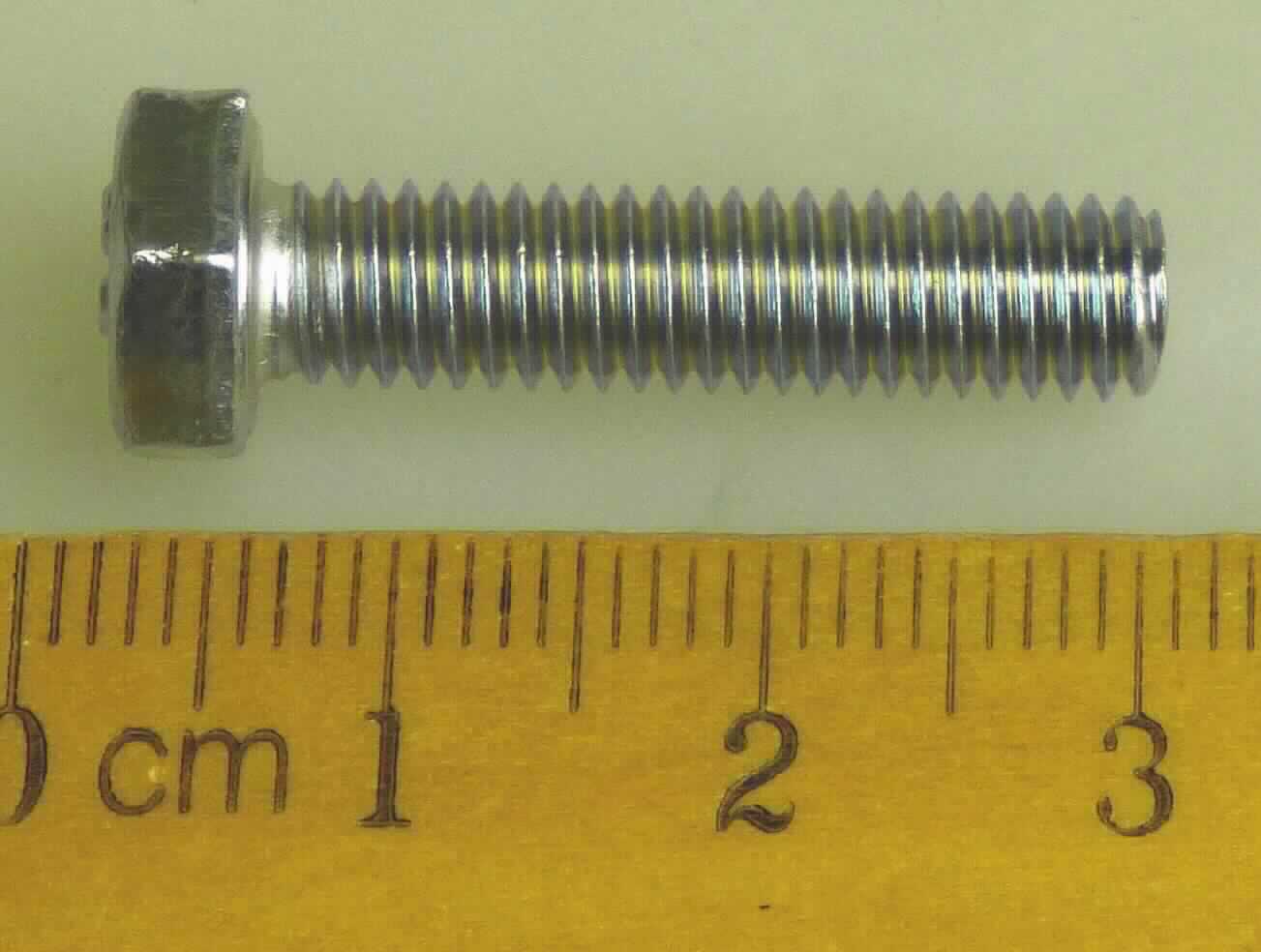 Es handelt sich um aus Stahl (kein nicht rostender Stahl) gefertigte, verzinkte Schrauben mit einem Kopf mit Außensechskant und mit einem bis zum Kopf reichenden, metrischen Gewinde (M6) sowie einem stumpfen Gewindeende. Die Erzeugnisse weisen eine Zugfestigkeit von 800 MPa (Festigkeitsklasse 8.8, lt. Kopfprägung) auf.
Abmessungen: Gesamtlänge: etwa 25 mm.
- Antragstellerangaben -

Abbildung siehe Anlage.

Derartige Erzeugnisse gehören als "andere Schrauben aus Stahl (kein nicht rostender Stahl), mit Gewinde, mit Kopf, mit Außensechskant, mit einer Zugfestigkeit von 800 MPa oder mehr" zum TARIC-Code 7318 1588 90.