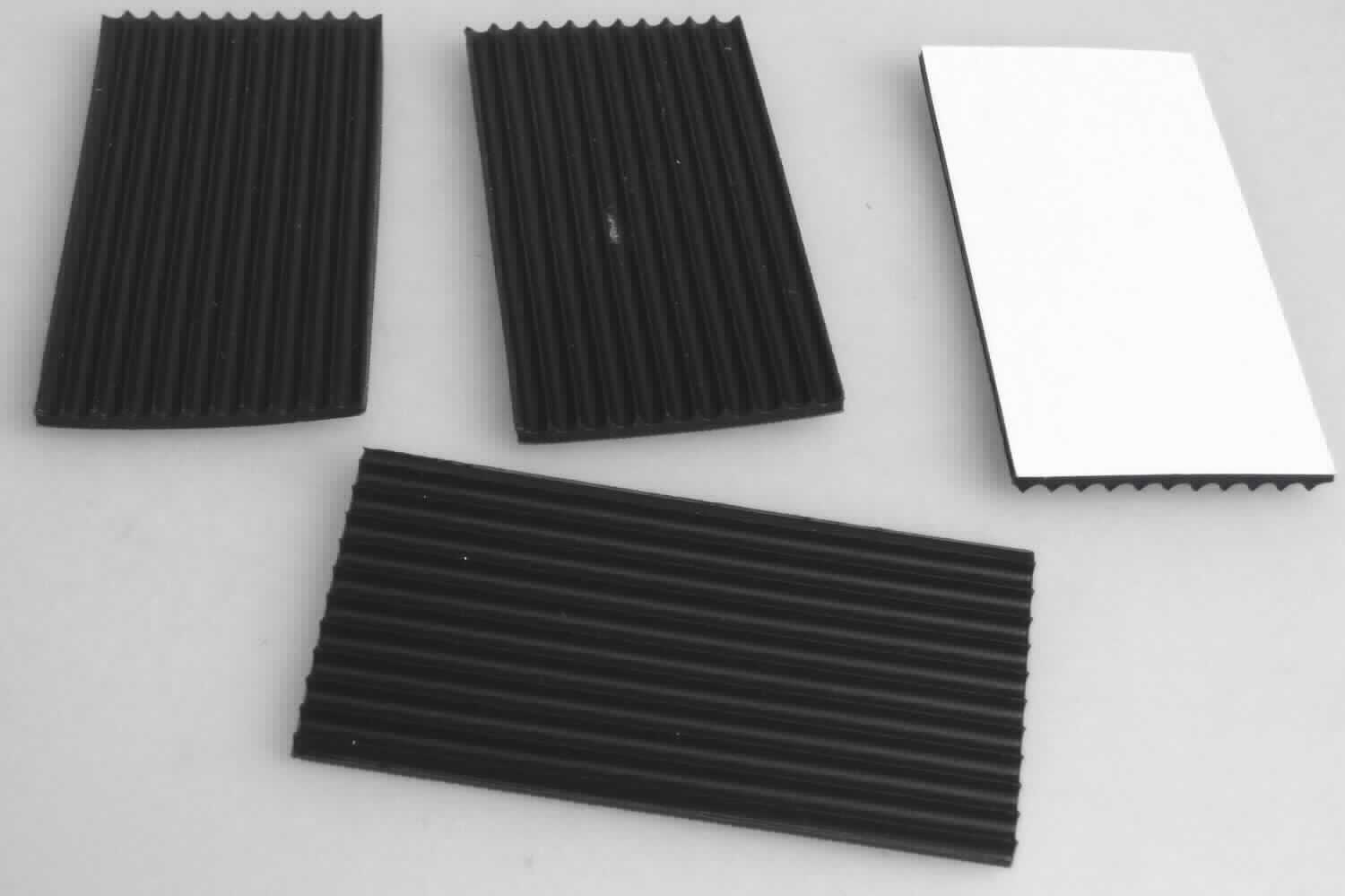 Angaben des Antragstellers:
Anti-Vibrationspad schwarz, 2 Sets 70 x 35 mm

Untersuchungen an einem Warenmuster:
Es wurden mehrere schwarze, elastische Profile mit in Längsrichtung verlaufenden Rillen auf der Oberseite vorgelegt. Zwei der Profile sind mit einer selbstklebenden Unterseite mit Schutzpapier ausgerüstet. Die Profile sind für den Einzelverkauf aufgemacht (Aufdruck auszugsweise: "Vibrations-Dämpfer"). Nach den Untersuchungen bestehen die Profile aus Kunststoff (Polymere des Ethylens).

Befund:
Es handelt sich um Profile aus Polymeren des Ethylens der Unterposition (KN) 3916 1000.