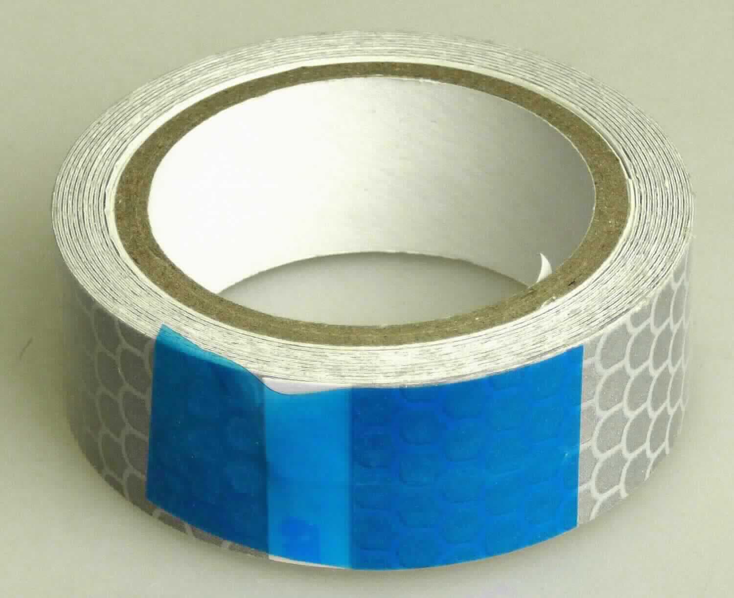 Angaben des Antragstellers:
Reflektierband; selbstklebend
1,5 m x 19 mm, silber

Untersuchungsergebnisse an einem Warenmuster:
Klebeband einer silberfarbenen, vierlagigen einseitig selbstklebenden (Acrylatklebstoff) Kunststofffolie (Breite: ca. 19 mm) mit einem regelmäßigen Schuppenmuster (Mikrokugeln) und einem weißen, beschichteten Schutzpapier. Der Streifen ist auf eine Pappspule aufgerollt und in einer Einzelverkaufsverpackung aufgemacht (siehe Abbildung).

Befund:
Es liegt eine selbstklebende Kunststofffolie in Rollen mit einer Breite von weniger als 20 cm im Sinne der Unterposition (KN) 3919 1080 vor.