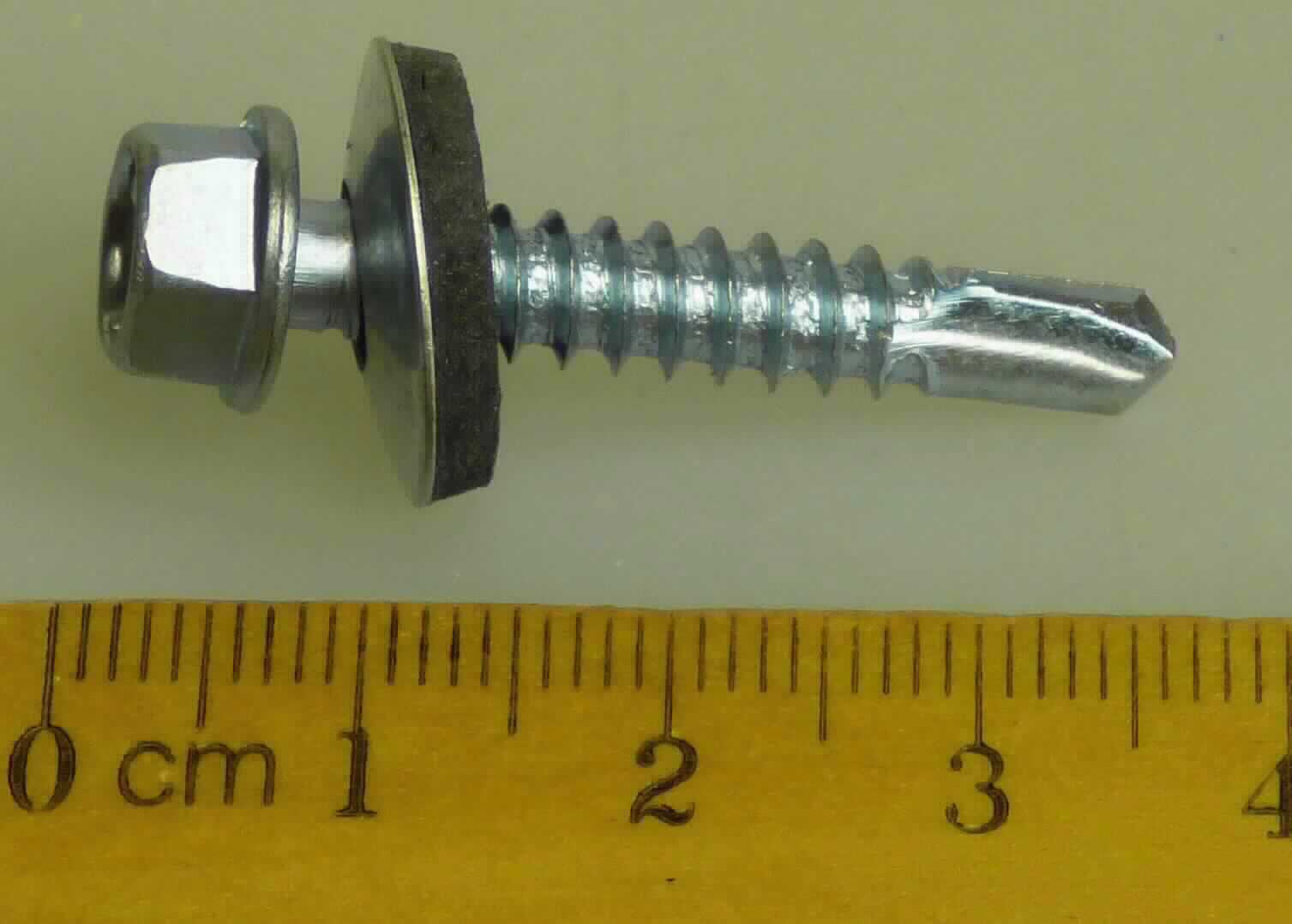 Es handelt sich um aus anderem als nicht rostendem Stahl gefertigte, verzinkte Schrauben mit Kopf mit Außensechskant und Flansch und mit einem bis zum Kopf reichenden Gewinde, das sich das Gegengewinde selbst formt. Das Gewindeende ist zu einer Bohrspitze ausgearbeitet.
Unterhalb des Kopfes sind die Erzeugnisse mit einer unverlierbaren, beweglichen Unterlegscheibe aus anderem als nicht rostendem Stahl mit unterseitig fest montierter Dichtung aus EPDM ausgestattet.
Die Erzeugnisse sind zu jeweils 60 Stück in einem bedruckten Pappkarton mit Sichtfenster verpackt.
Abmessungen: 5,5 x 32 mm
- Antragstellerangaben -

Abbildung siehe Anlage.

Der Charakter der aus mehreren Bestandteilen bestehenden Erzeugnisse wird aufgrund der Bedeutung für die Verwendung durch die Schrauben bestimmt.

Derartige Erzeugnisse gehören als "andere gewindeformende Schrauben (Blechschrauben) aus Stahl (kein nichtrostender Stahl)" zum TARIC-Code 7318 1491 90.